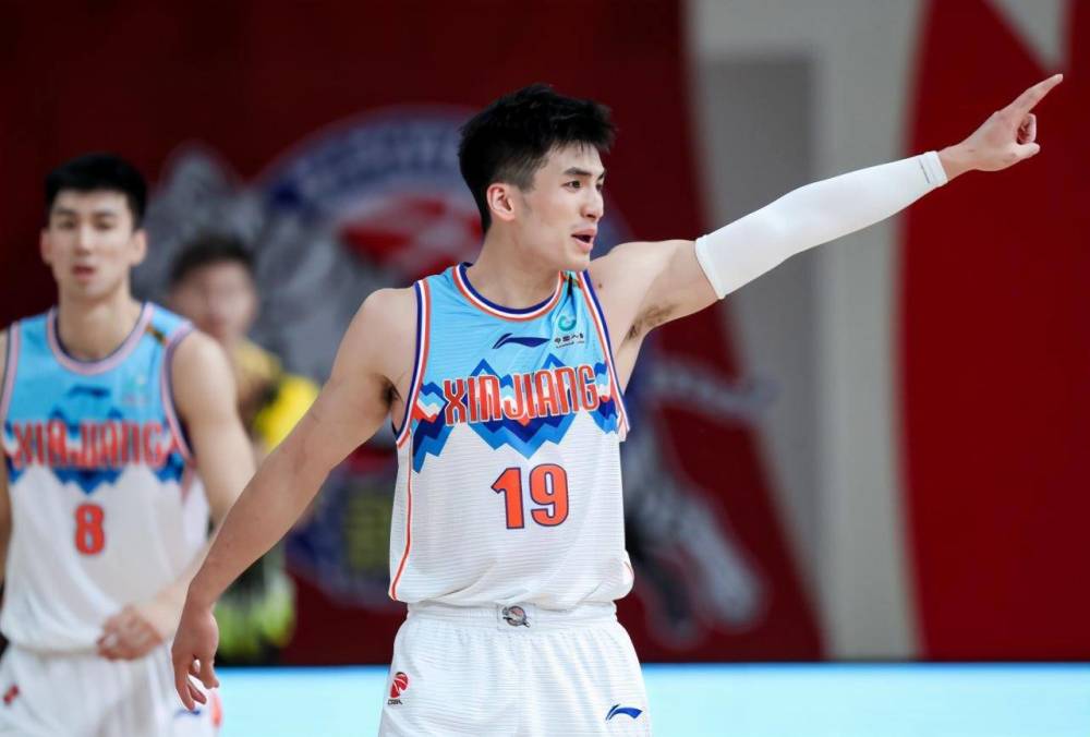 身高1米9,体重88kg的于德豪司职控卫,早在13-14赛季,时年18岁的他便