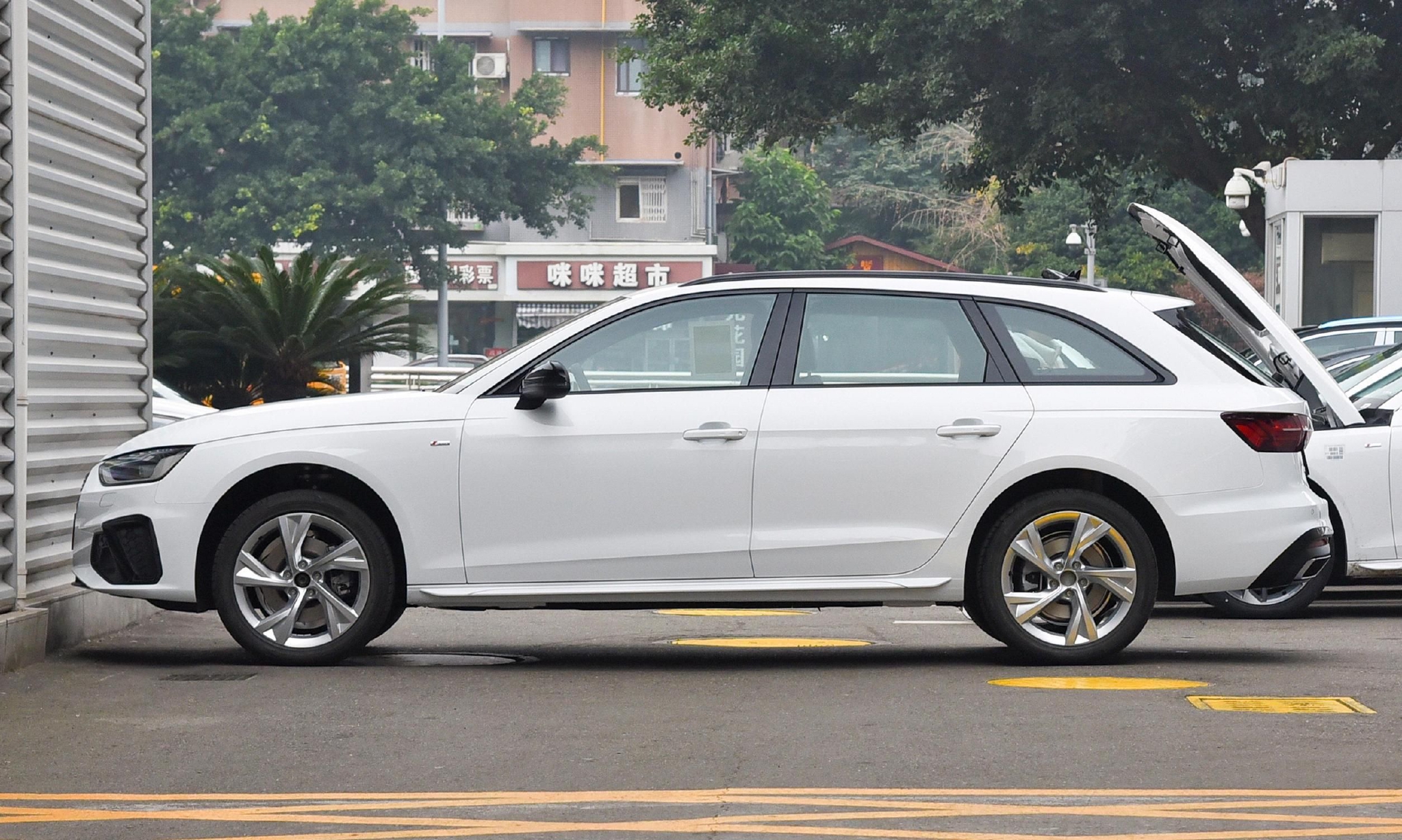 奥迪a4进口5门5座旅行车外观漂亮搭载20t发动机