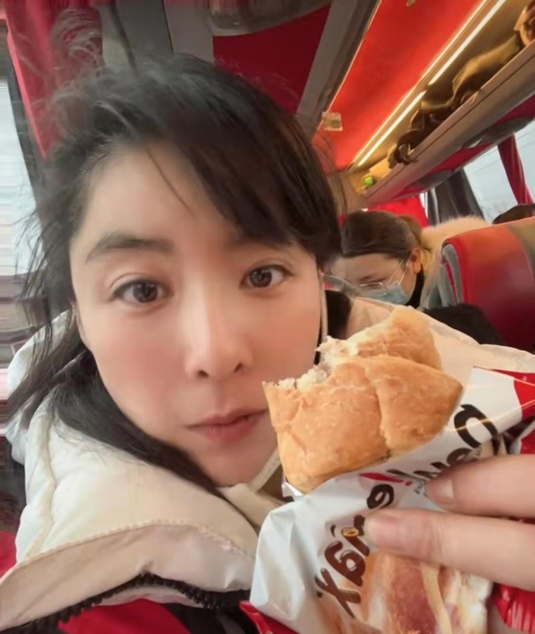 一名在乌中国女留学生30小时安全撤离乌克兰 女生：现在听到关门声以为是炮弹休闲区蓝鸢梦想 - Www.slyday.coM