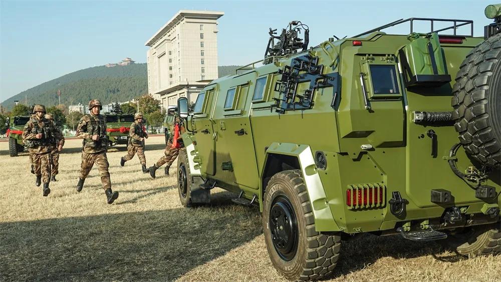 看着就过瘾东部战区陆军某旅列装国产第三代猛士装甲突击车