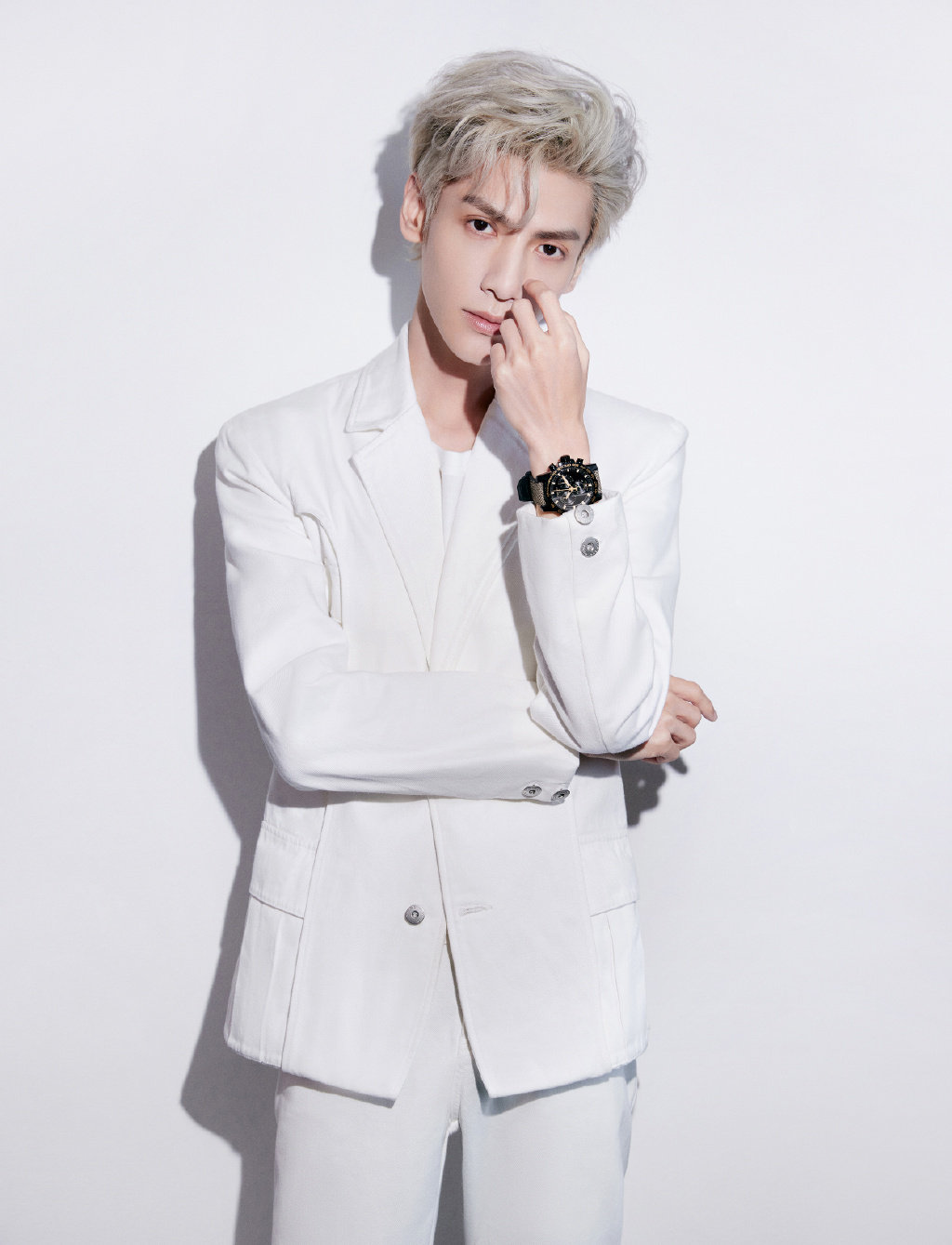 罗云熙身穿白色西装搭配银发造型