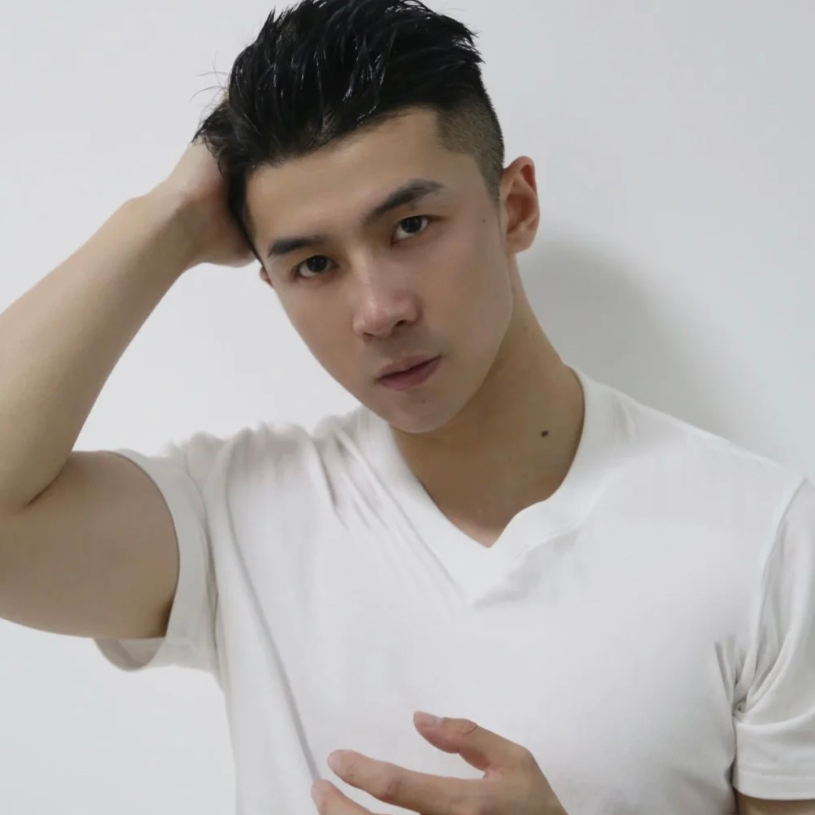 浓颜系帅哥,五官周正.