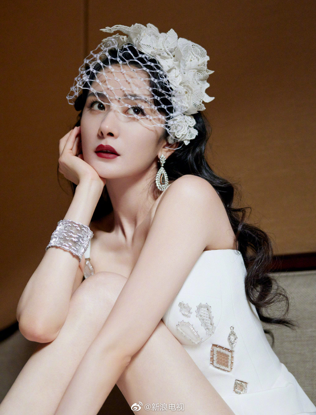 分享一组@杨幂 美图,白色高开衩长裙配上蕾丝花冠面纱……__财经头条
