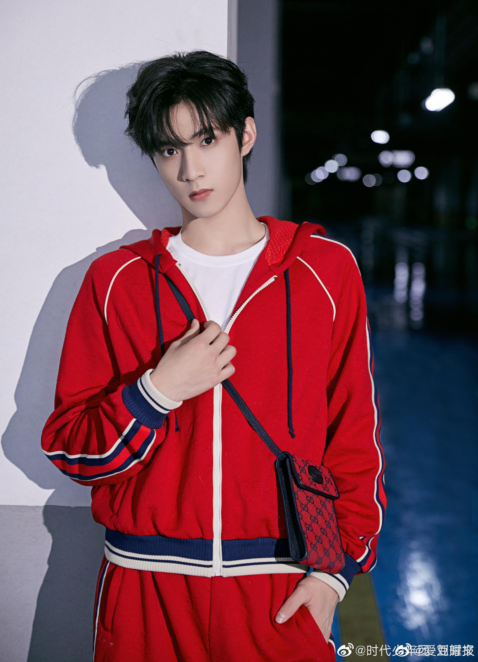 刘耀文最新gucci大片 红色套装青春活力,满屏的大长腿!