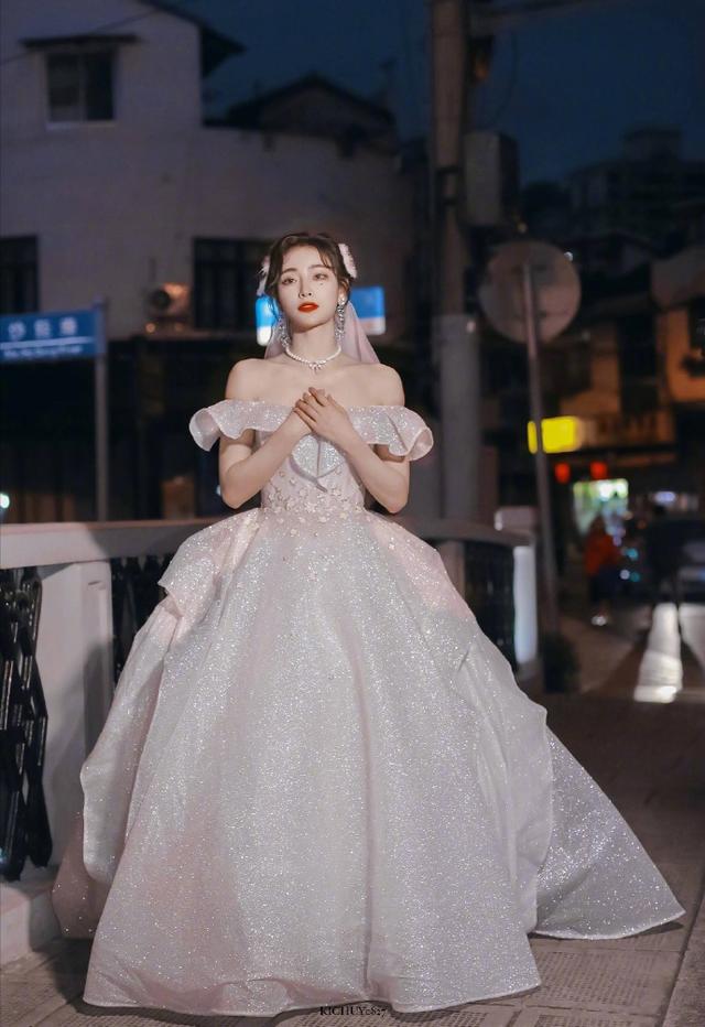 郭碧婷有颜有身材,花朵婚纱都轻松hold住,向佐太有福了