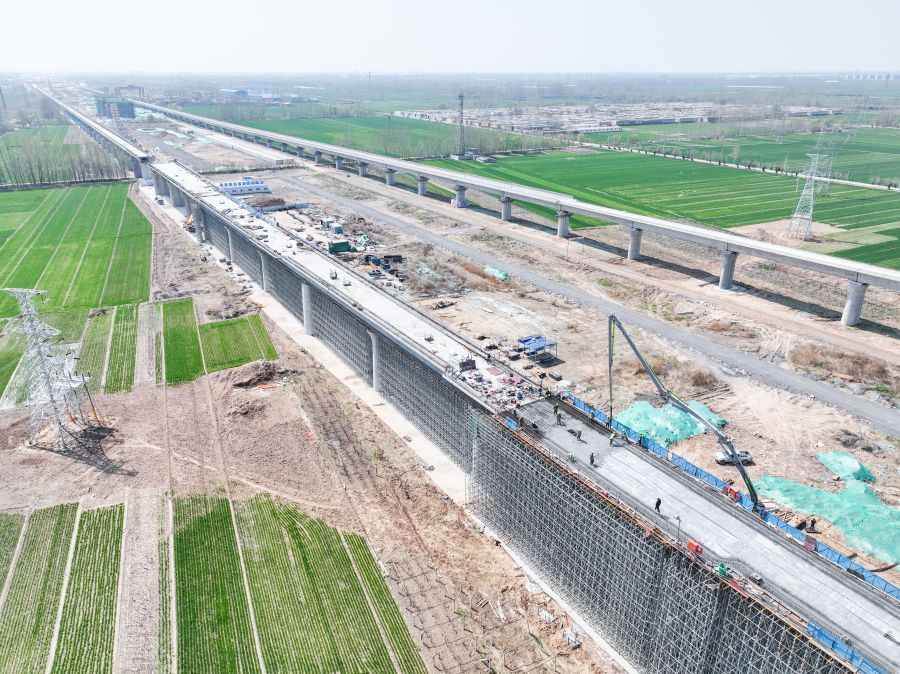 郑济高铁项目二标段最大跨度道岔梁顺利合龙