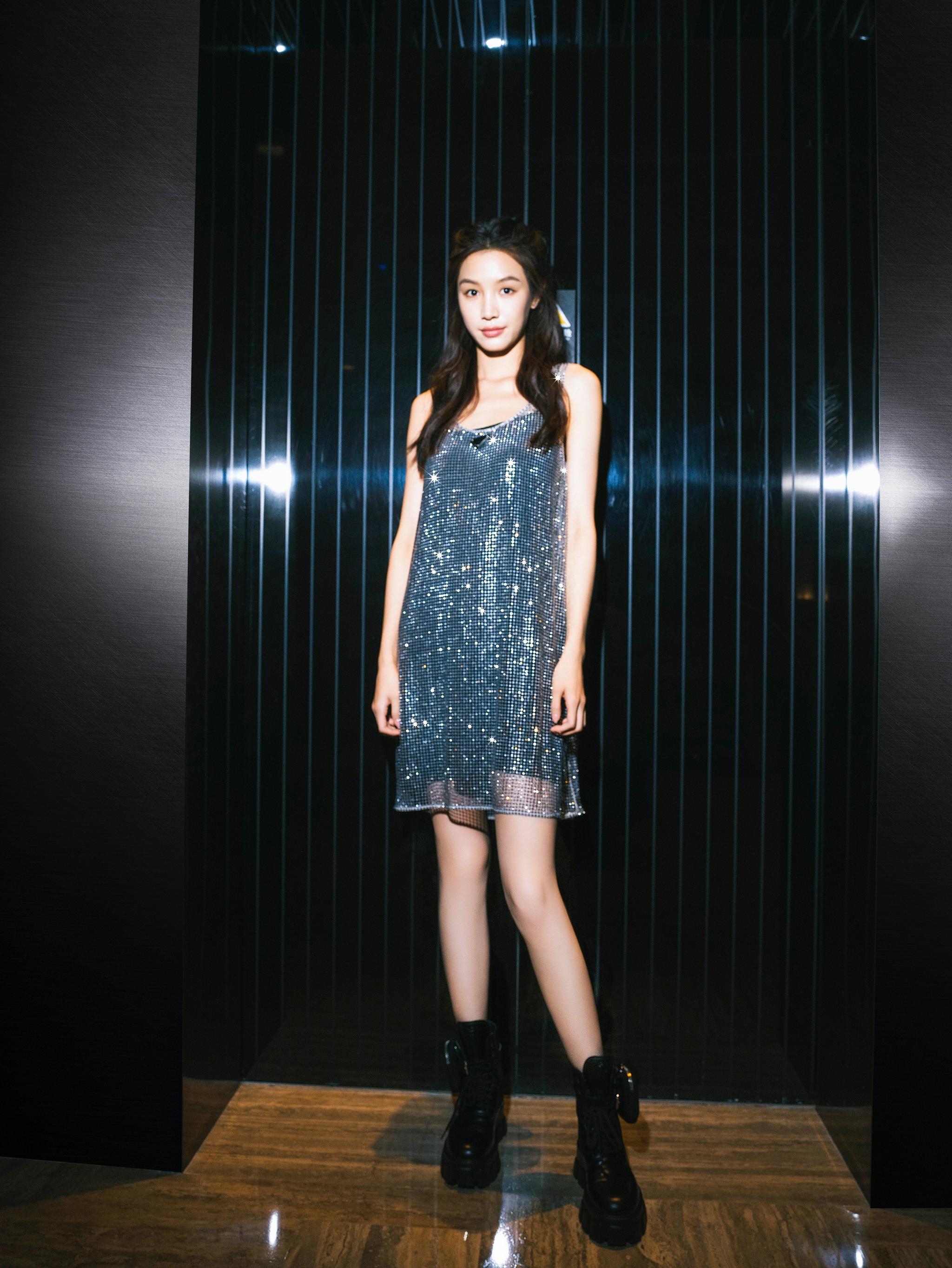 欢娱影视演员张楠zz演绎prada系列成衣