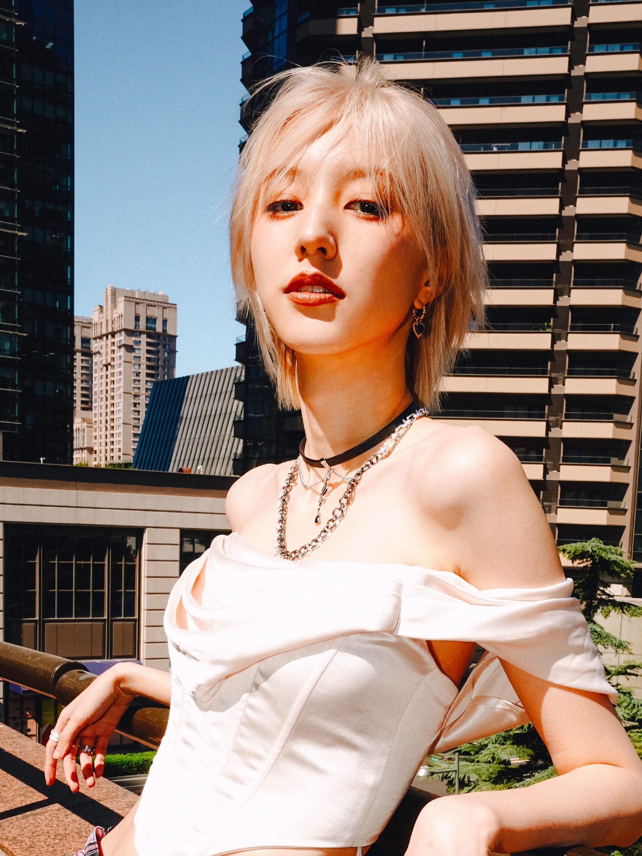 跟王悦伊拍的怪晖杂志第四期