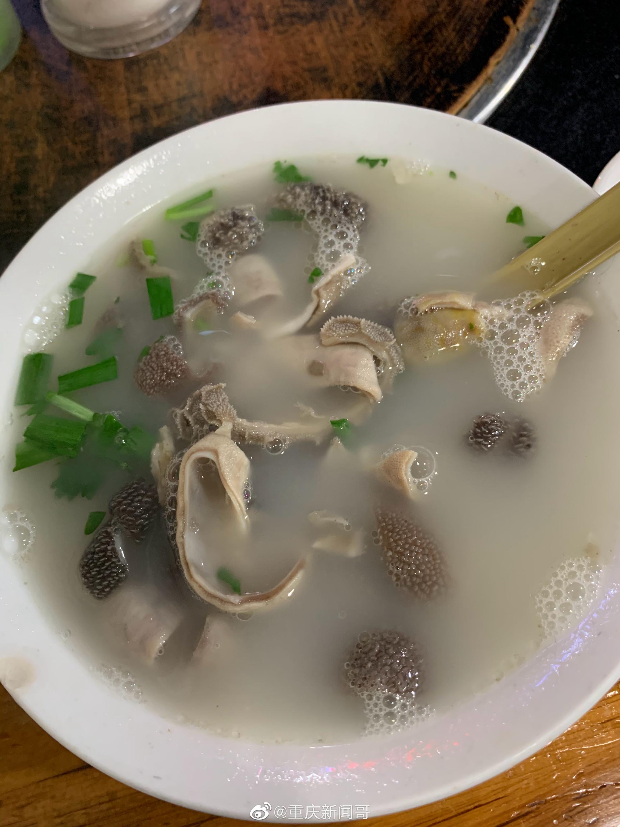 晚饭,一个人,一个羊肉笼笼,一碗羊杂汤,一两枸杞酒,结账