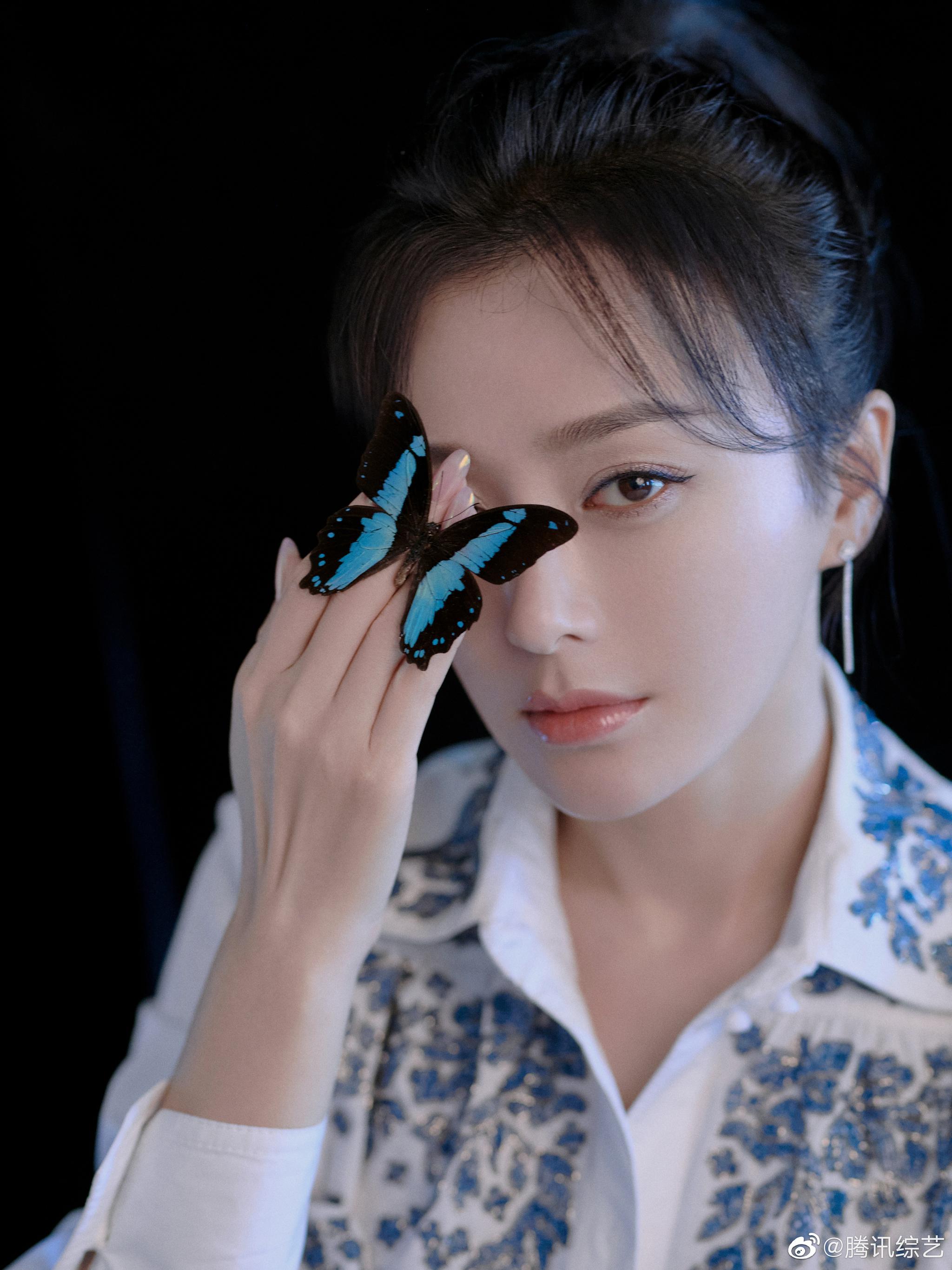 演员@秦岚 端午节将搭档周乐天带来精彩的魔术表演