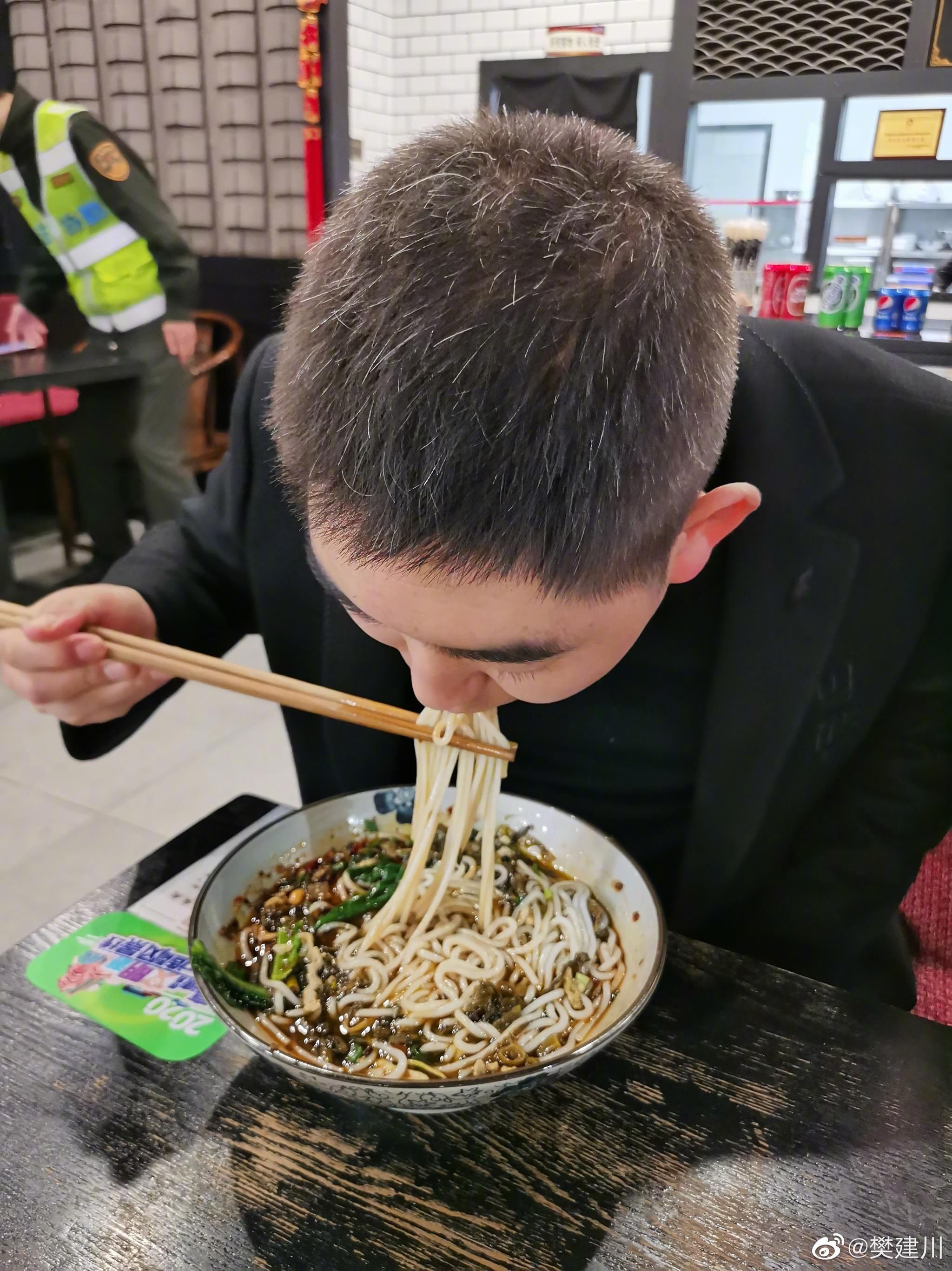 赶路,服务区,三个人,三碗面,埋头苦干,油汤汤都喝的干干净净__财经头条