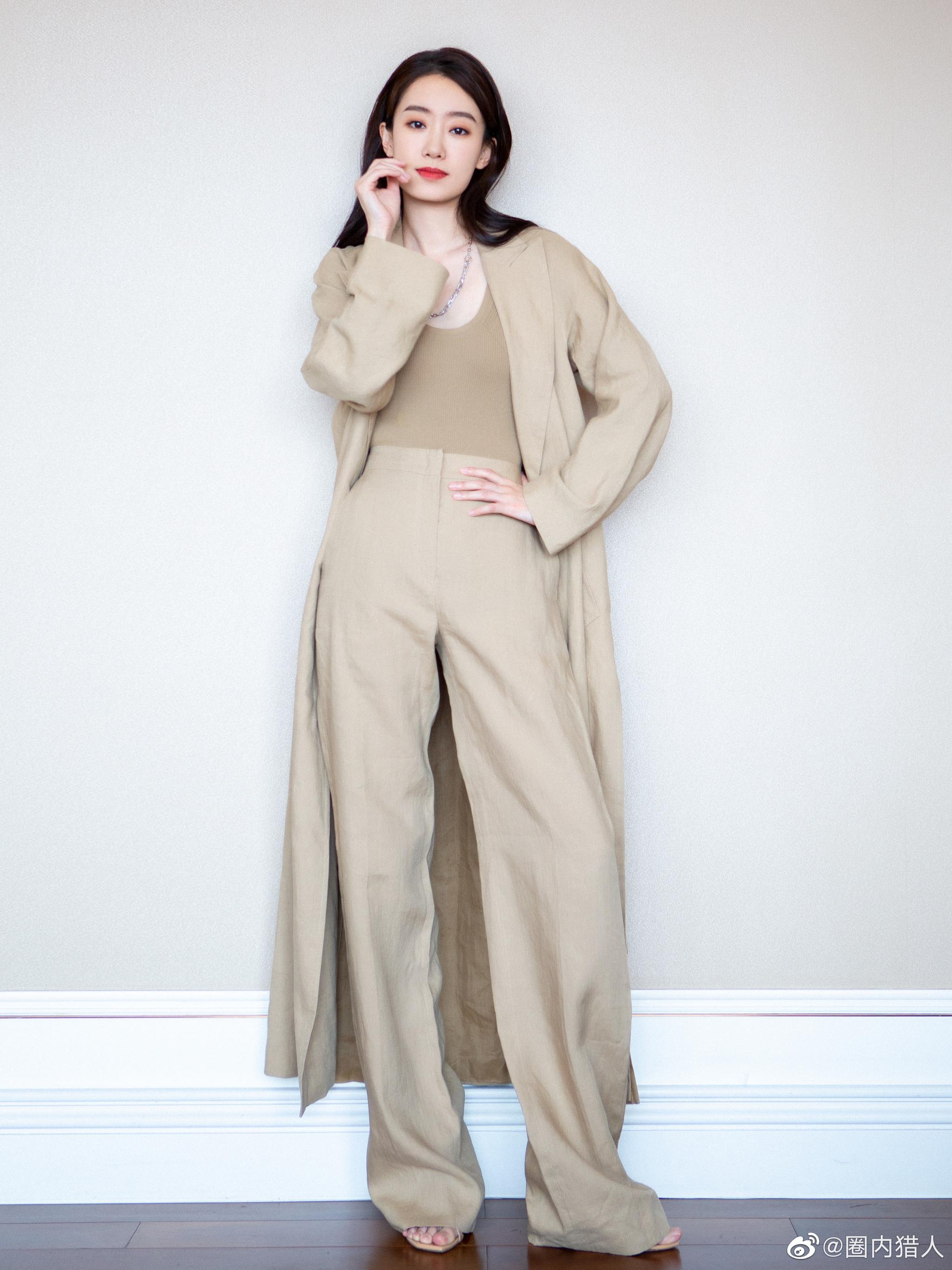 张小斐路演服装从最开始zara到了现在的prada