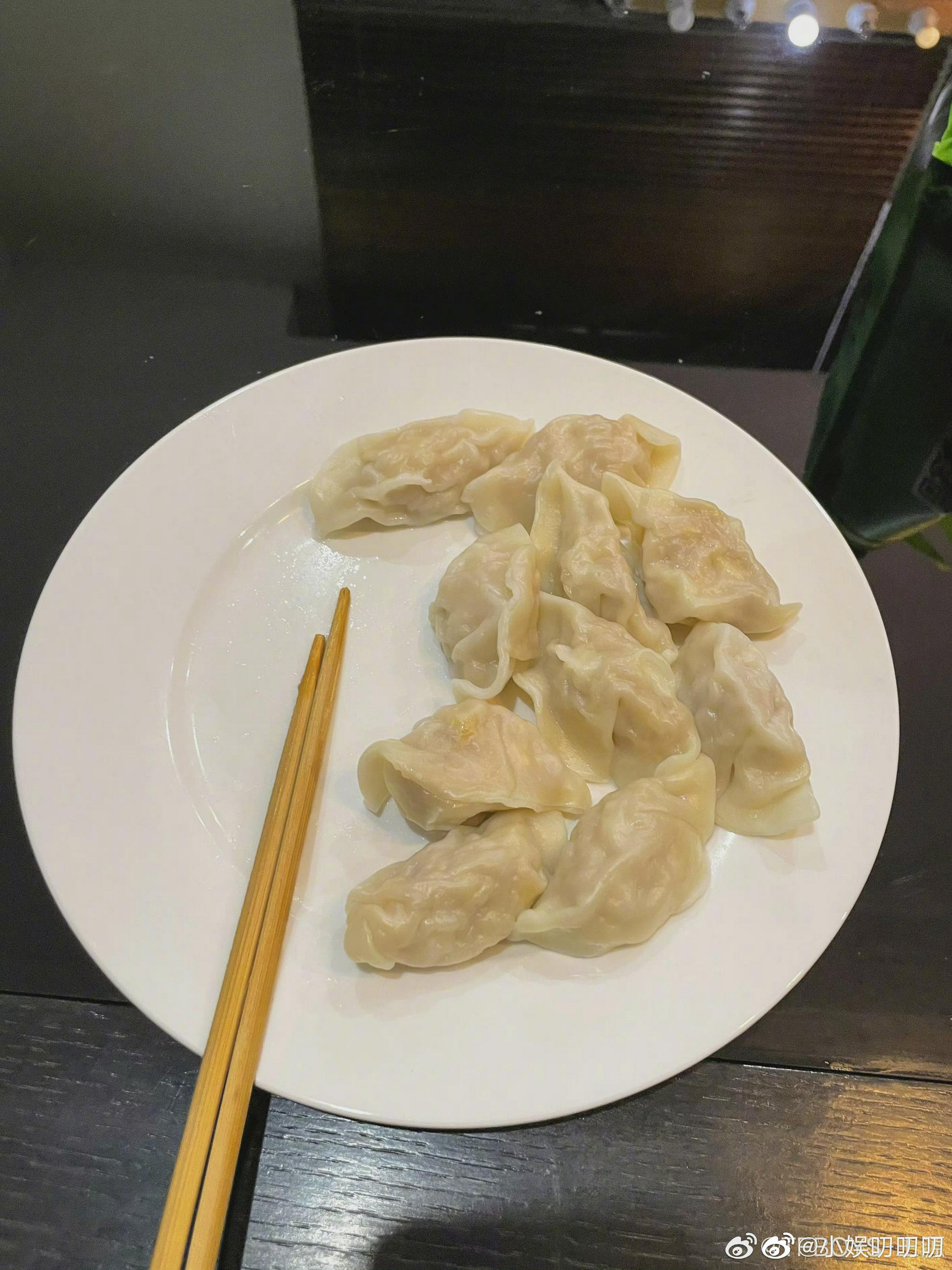 王源晒出吃饺子的照片