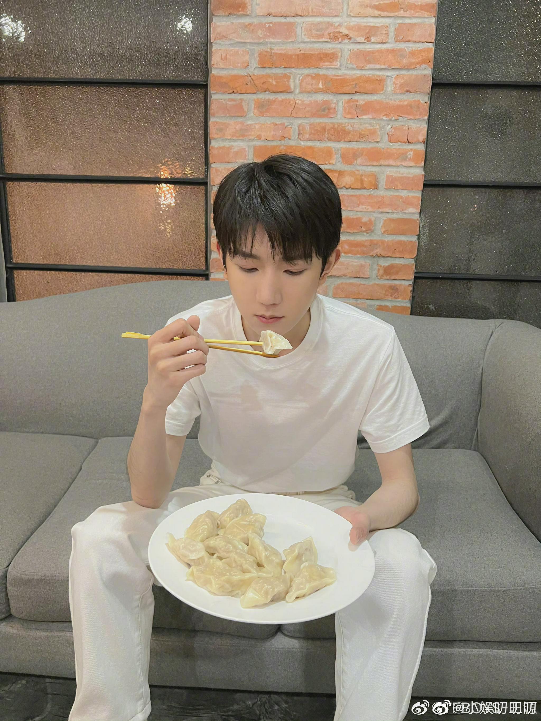 王源晒出吃饺子的照片