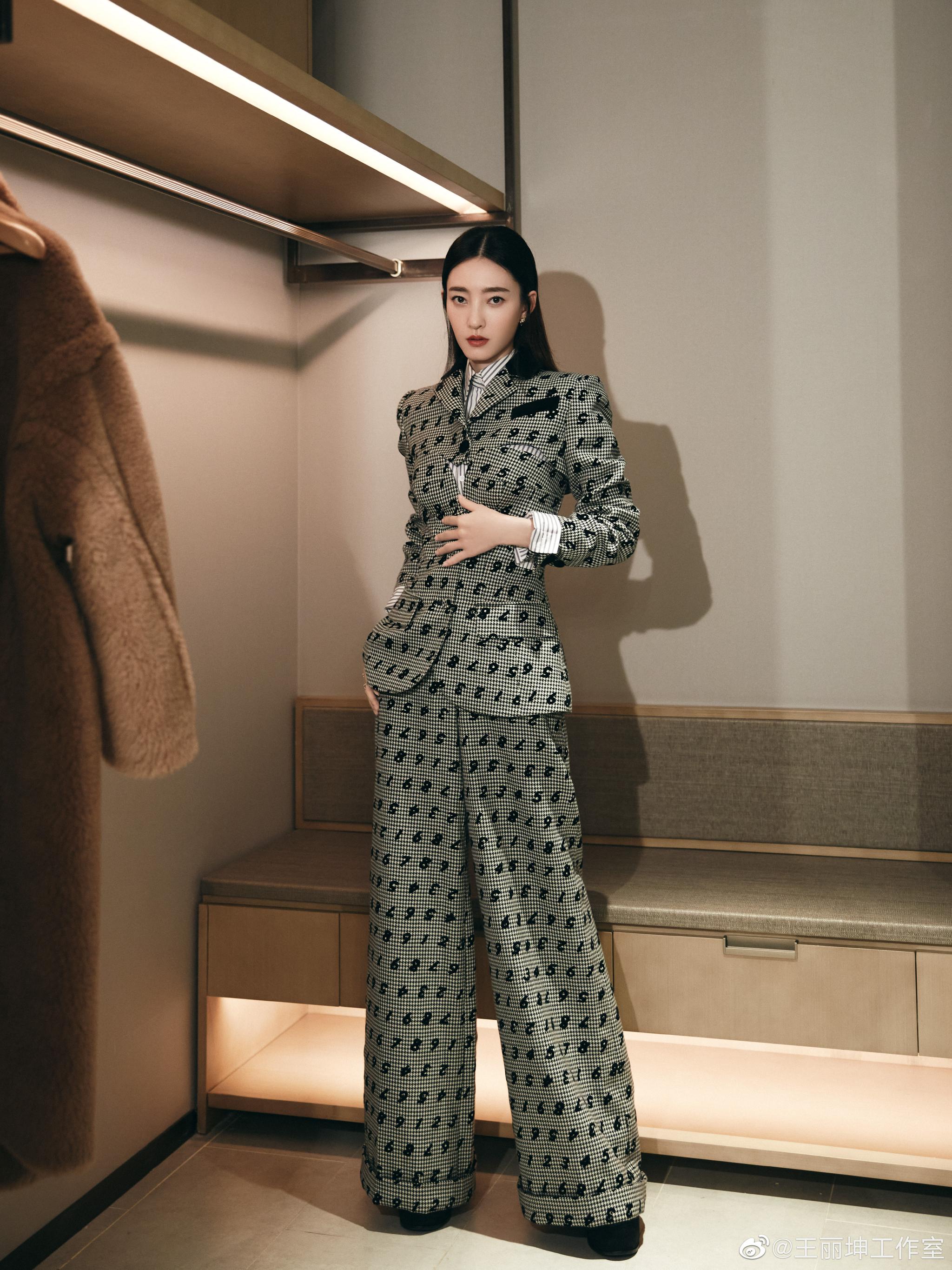 演员@王丽坤 携电视剧《经山历海》受邀出席 百年追寻……__财经头条