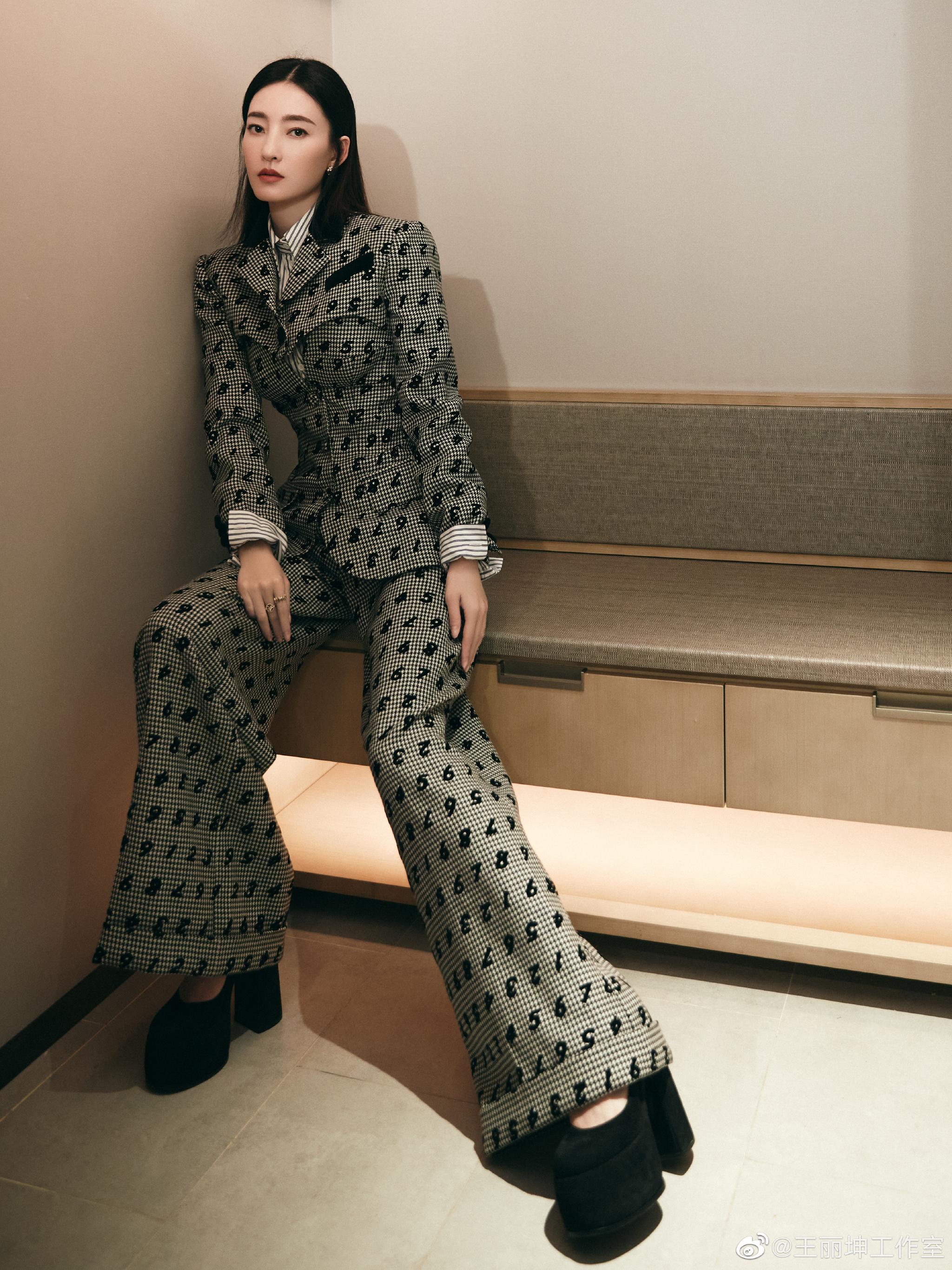 演员@王丽坤 携电视剧《经山历海》受邀出席 百年追寻……__财经头条