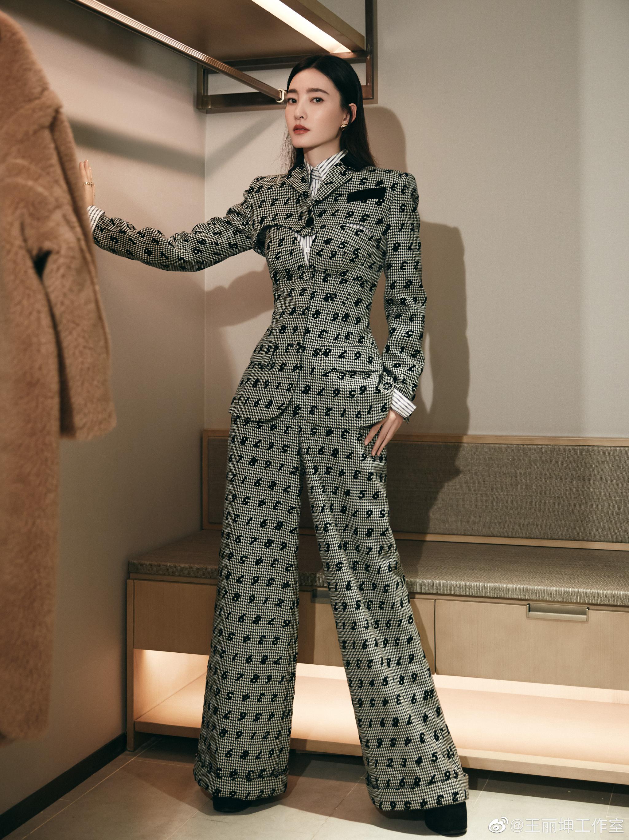 演员@王丽坤 携电视剧《经山历海》受邀出席 百年追寻……__财经头条