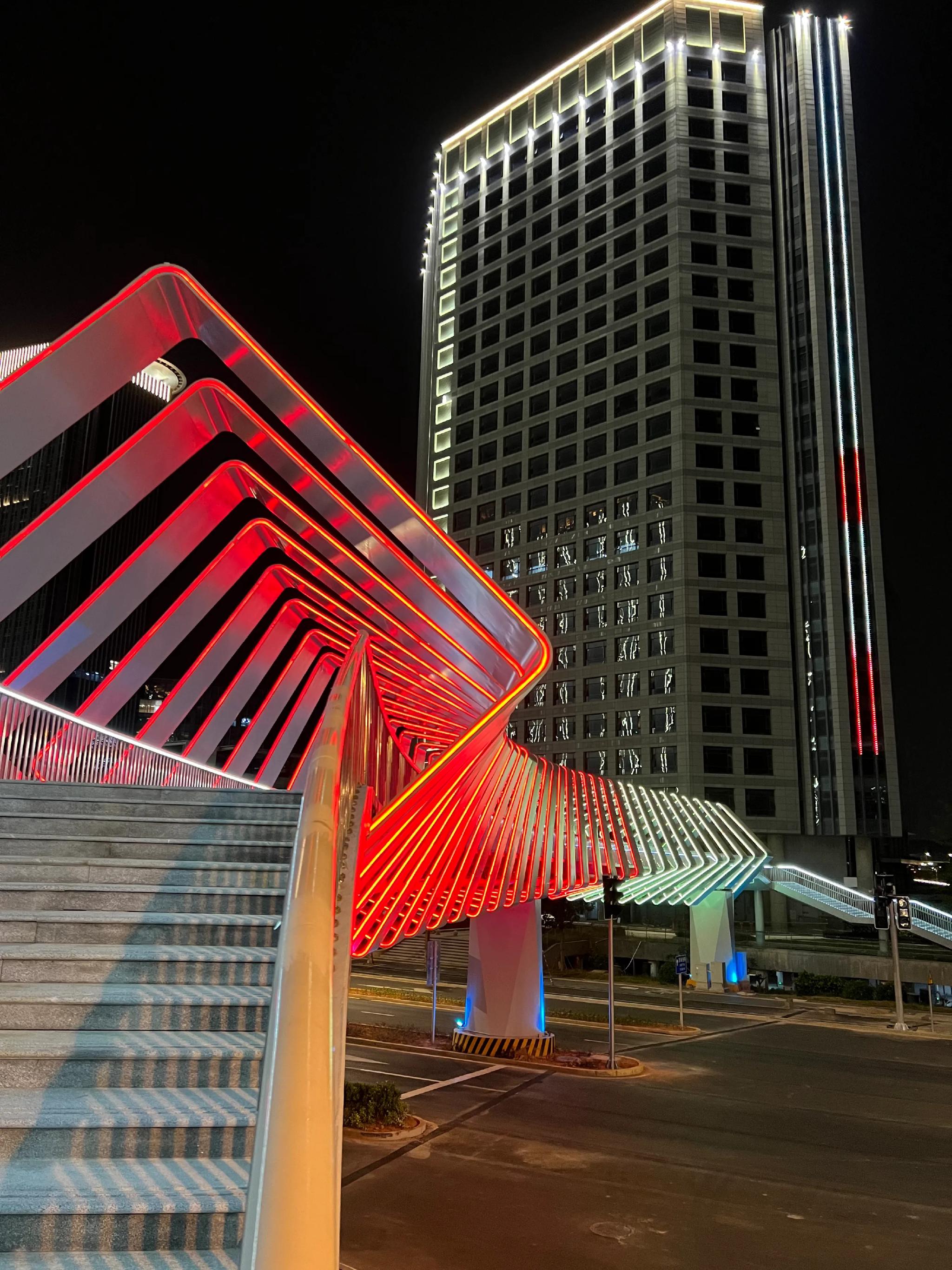 最近让带火的美峰天桥晚上走在桥上挺有科技感的