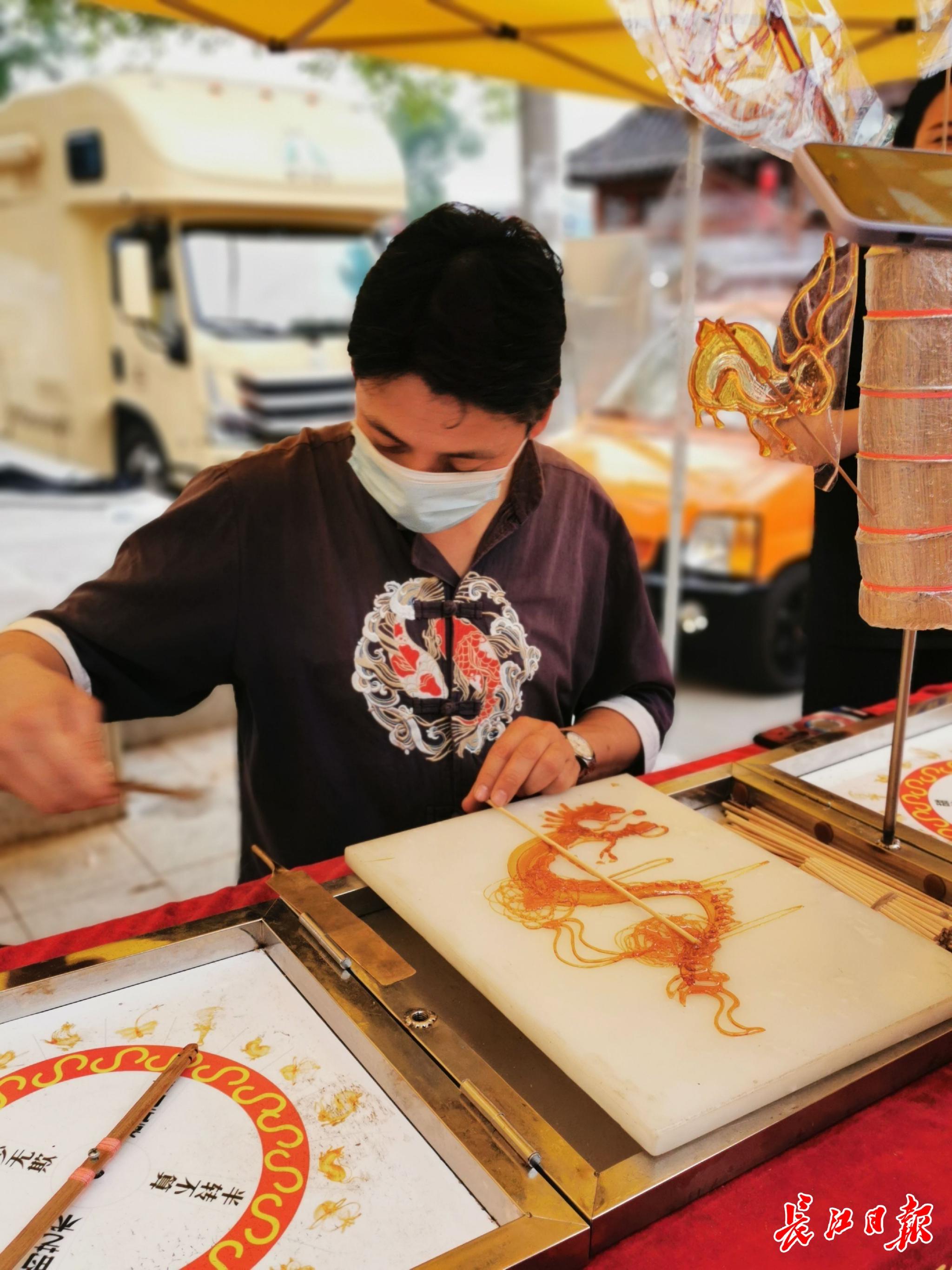 00后带着非遗进市集,年轻人爱上来东湖"赶集"|东湖|摊位|薛灵_新浪