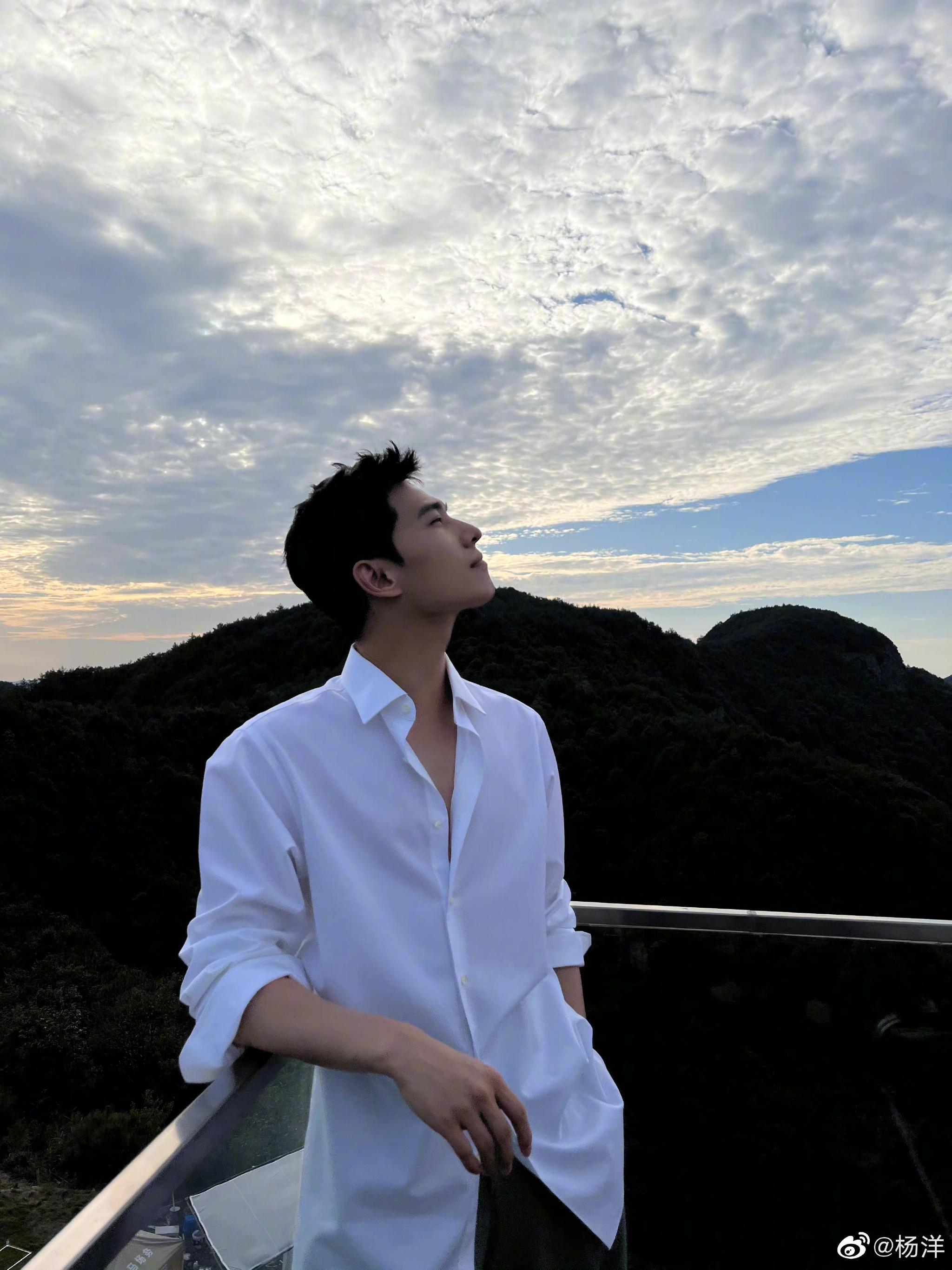 杨洋白衬衫随拍plog清清爽爽大帅哥帅到极致想短暂做个梦