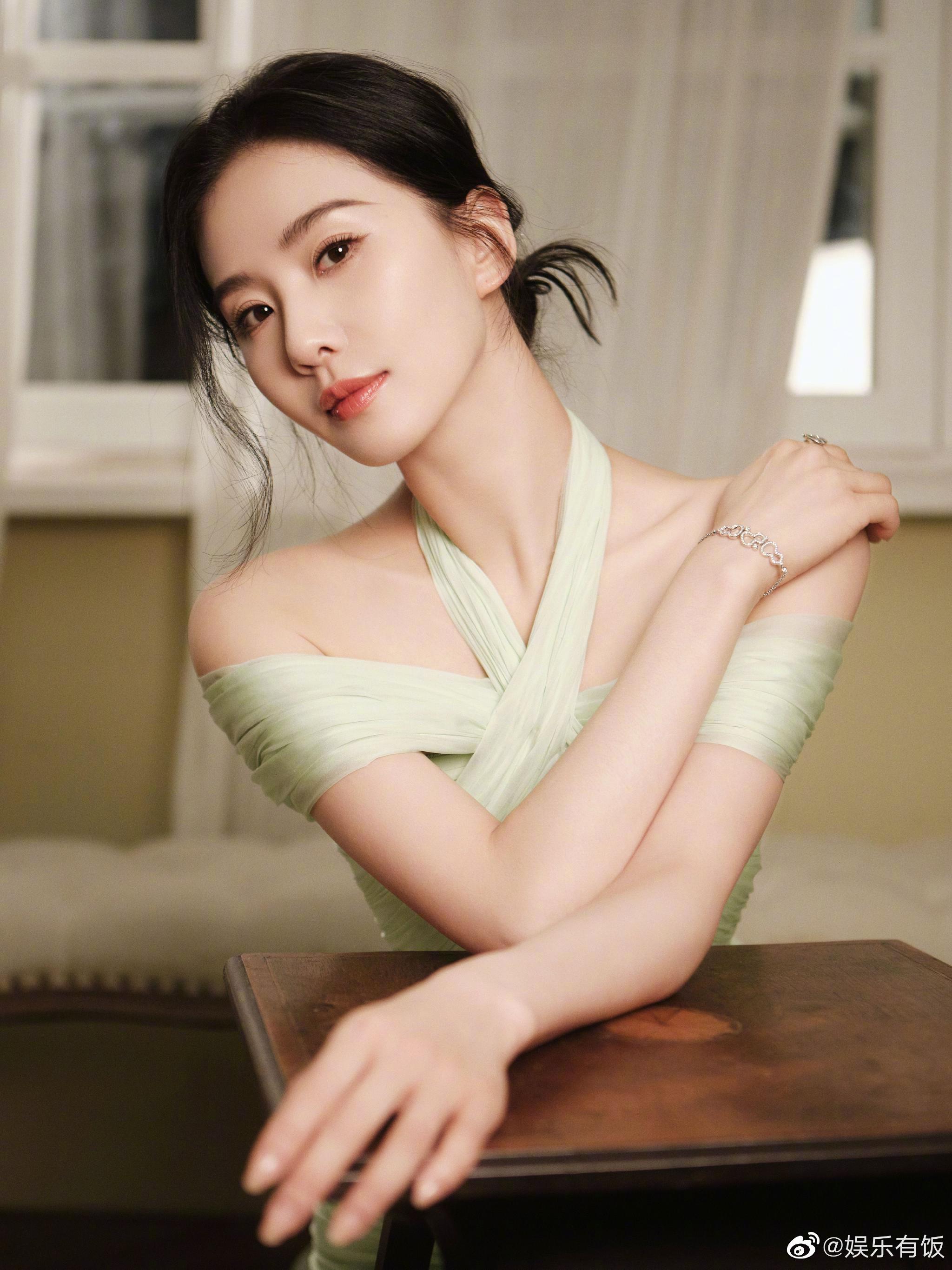 刘诗诗微博之夜第二套造型，薄荷绿纱裙，清新明媚，温柔美丽……