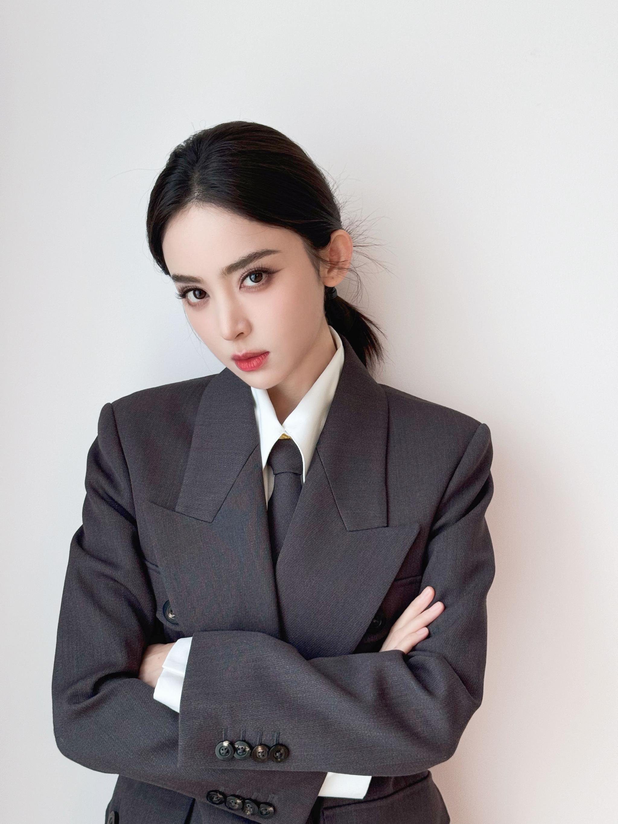 工作室分享娜扎制服造型照,眼神凌厉气场全开,霸道女总裁即视感