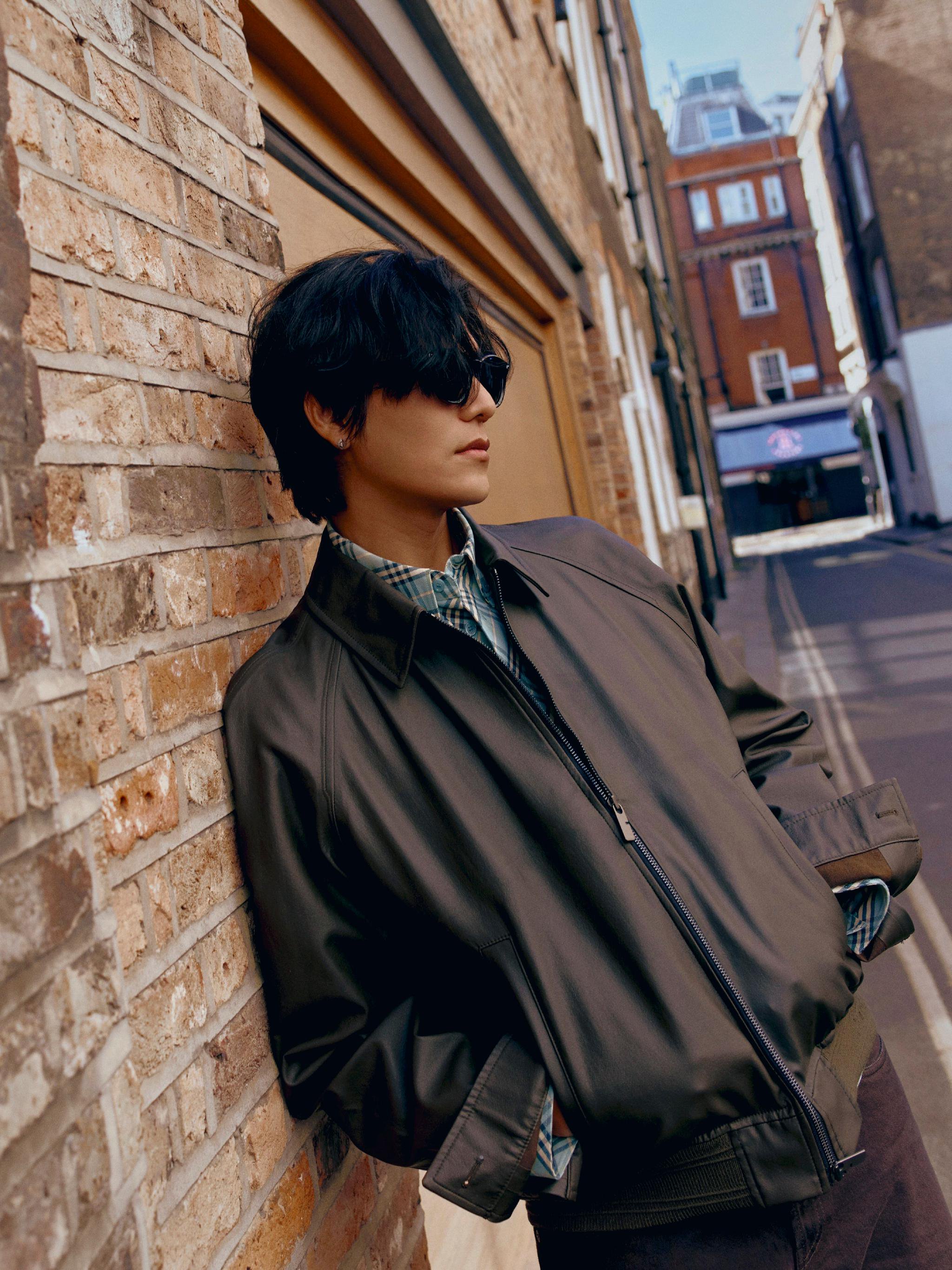 陈坤 身穿经典格纹衬衫搭配夹克外套行走于街头,有一种松弛惬意的感觉