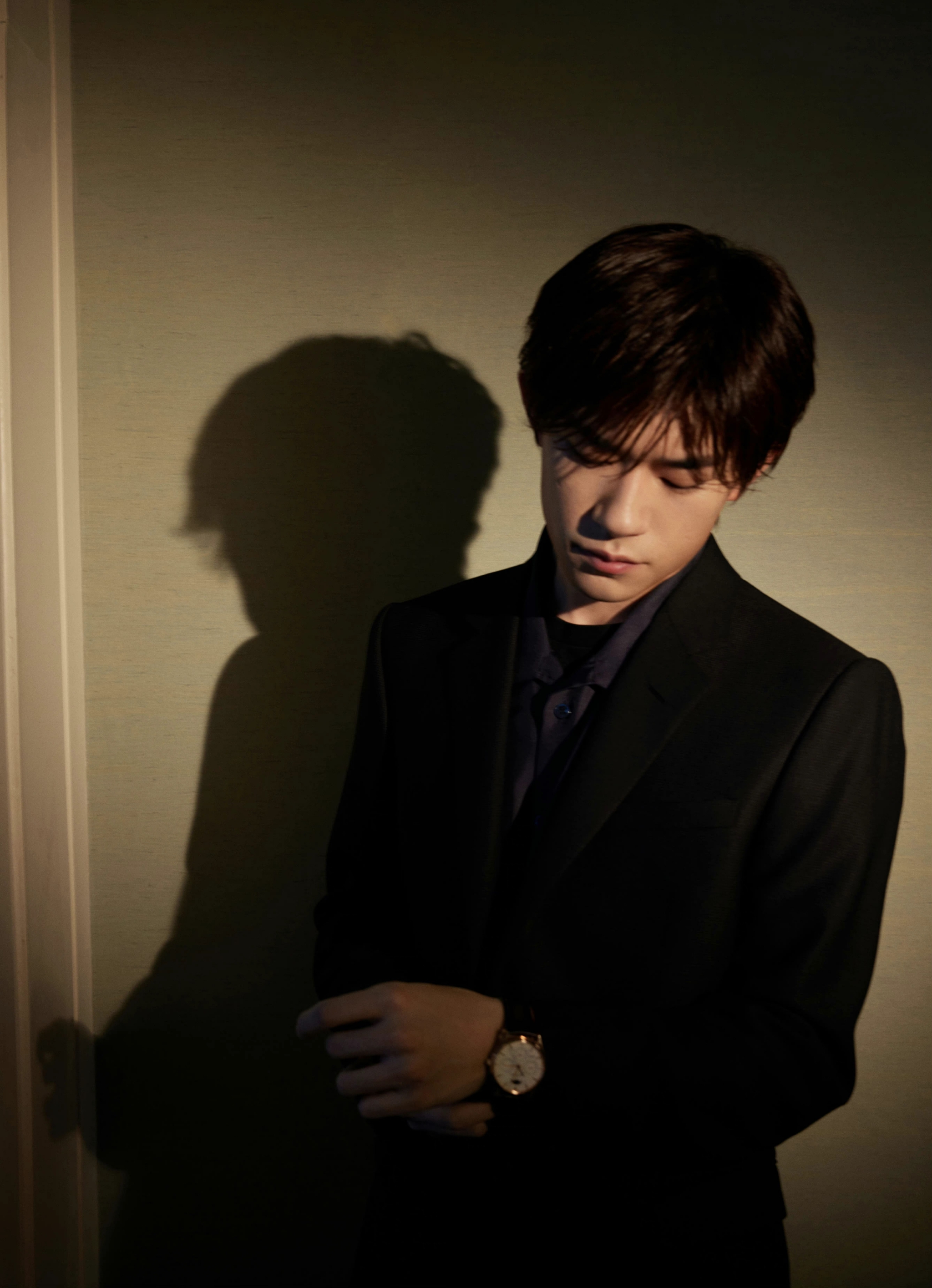 易烊千玺最新直播造型 全黑西装造型的玺……|易烊千玺|造型|全黑