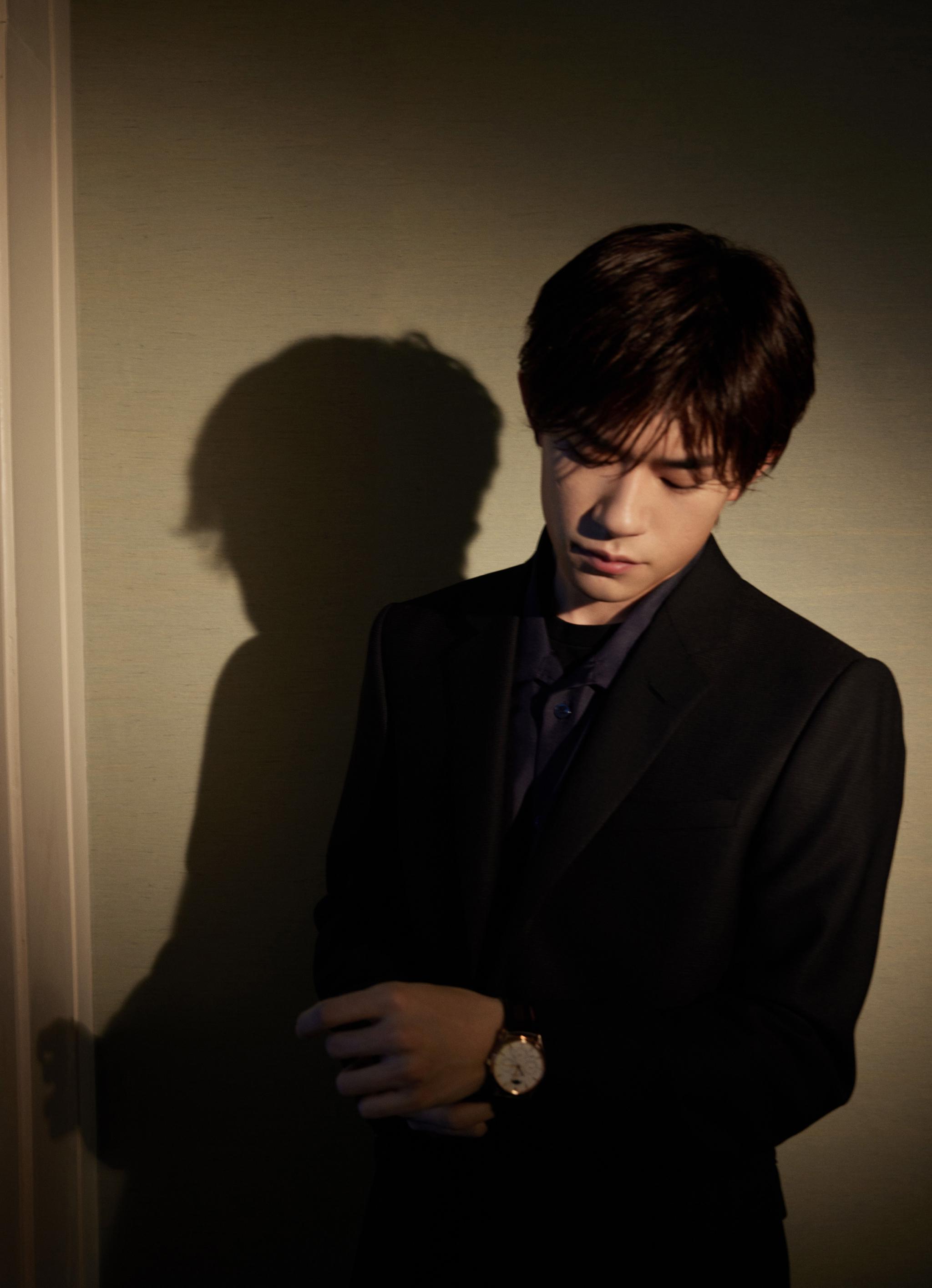 易烊千玺最新直播造型 全黑西装造型的玺……|易烊千玺|造型|全黑