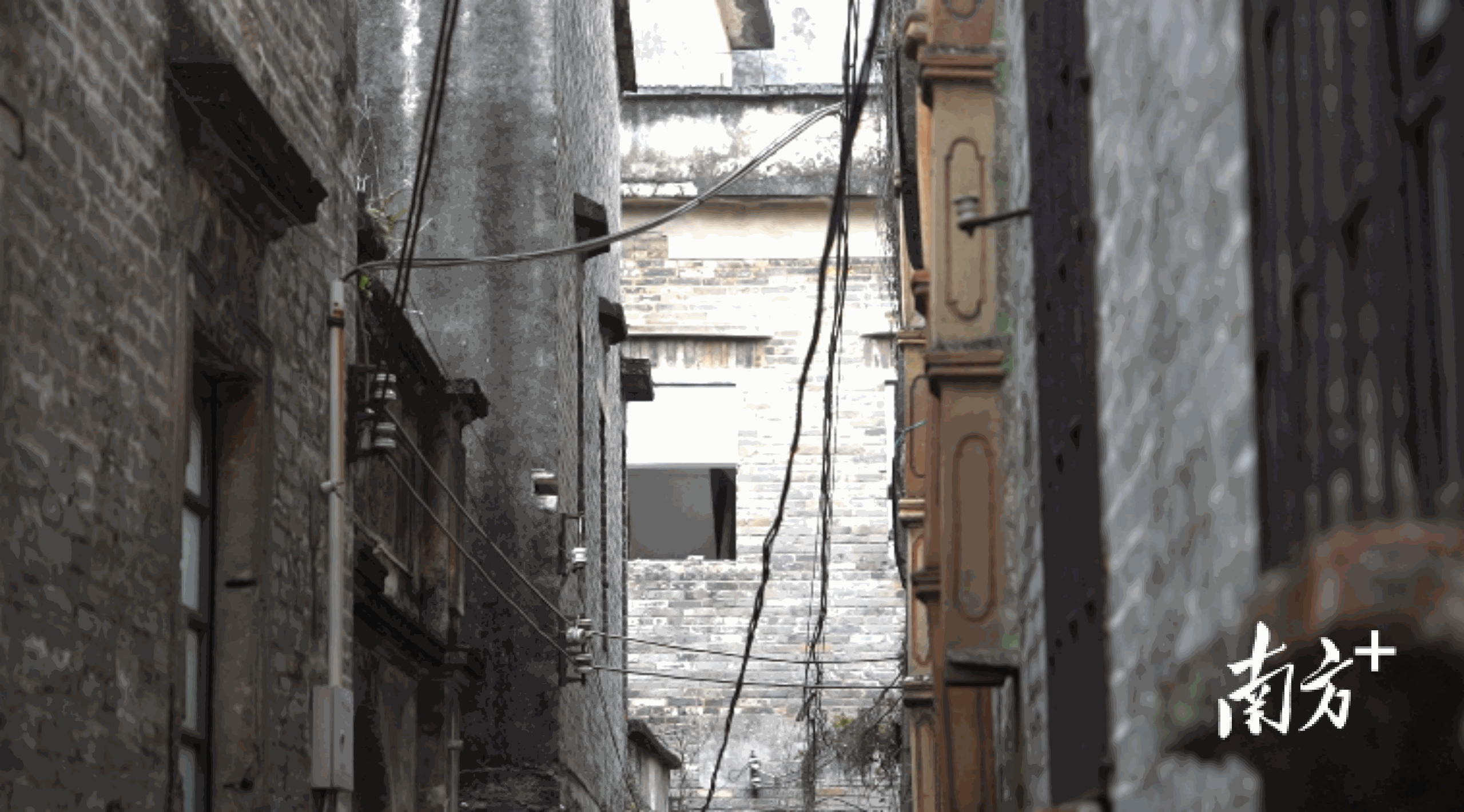 黄阁镇党委,镇政府坚持从民众出发的立足点,突出延续文化和情感的特色