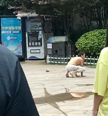 武汉一男子趴在地上学狗叫咬伤两人，警方：已送往精神病医院休闲区蓝鸢梦想 - Www.slyday.coM