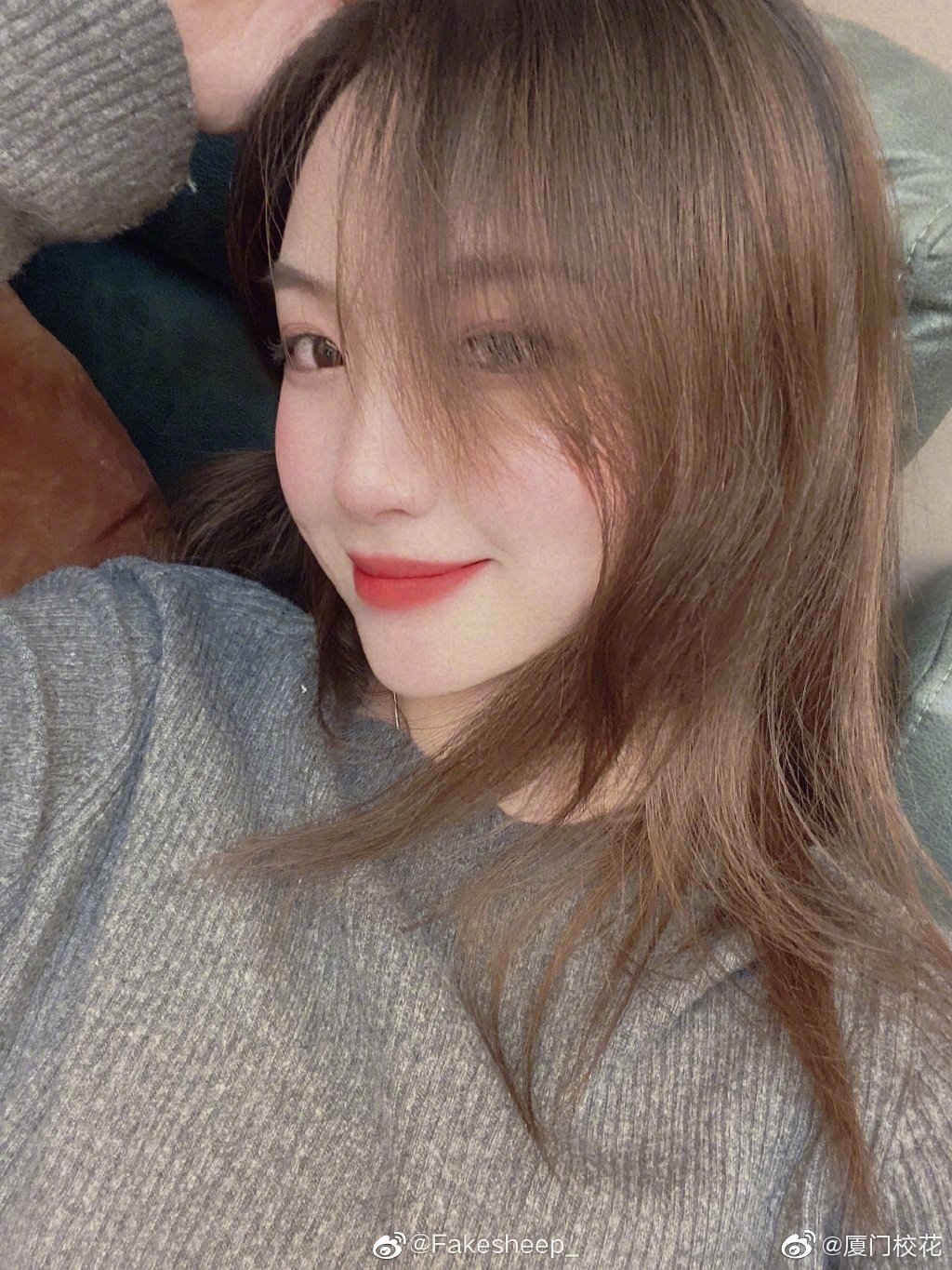 她叫程茜,99年,就读于武汉商学院,身高165cm,很有气质的女生