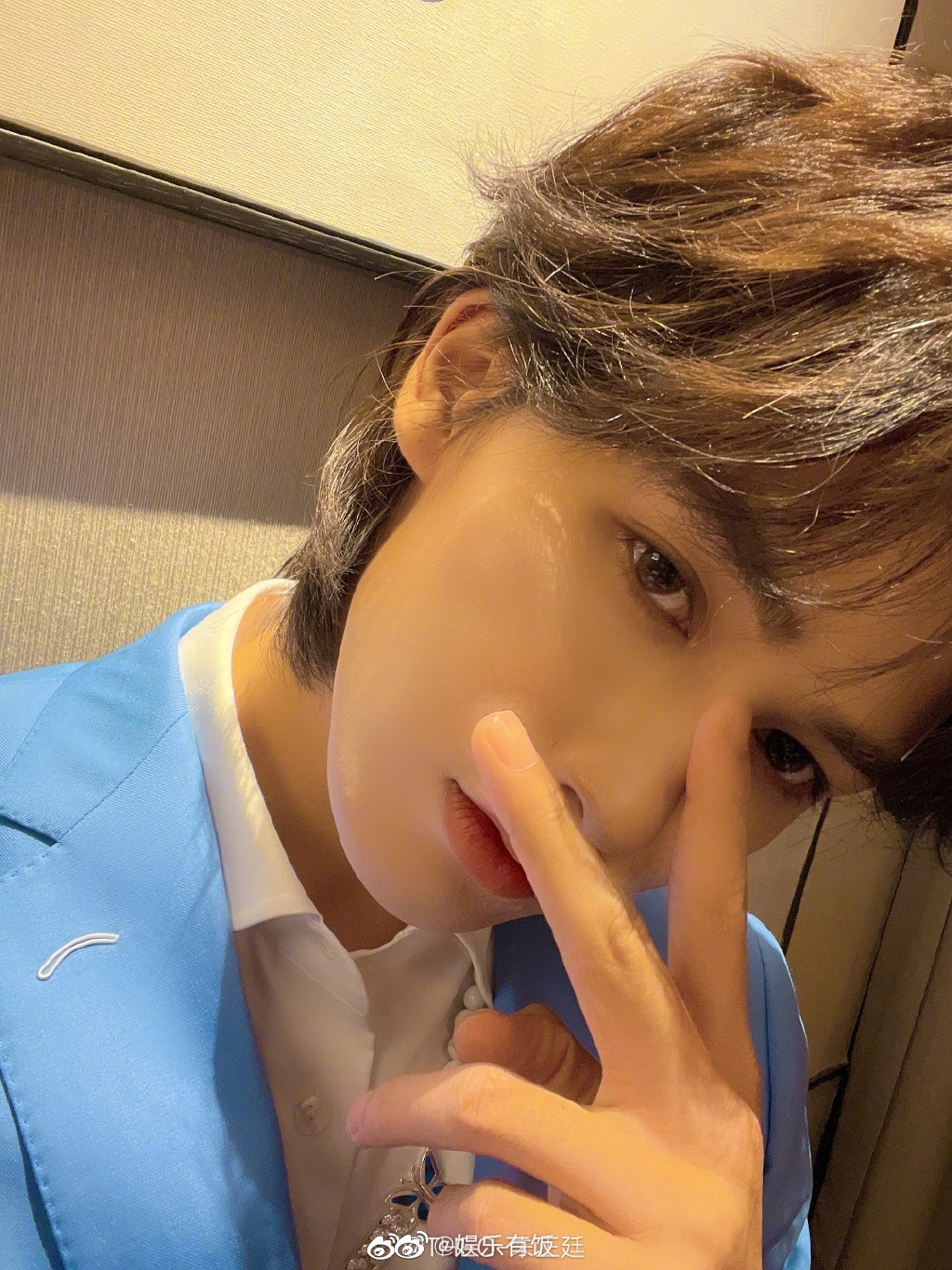 朱正廷分享了两张新鲜的自拍!