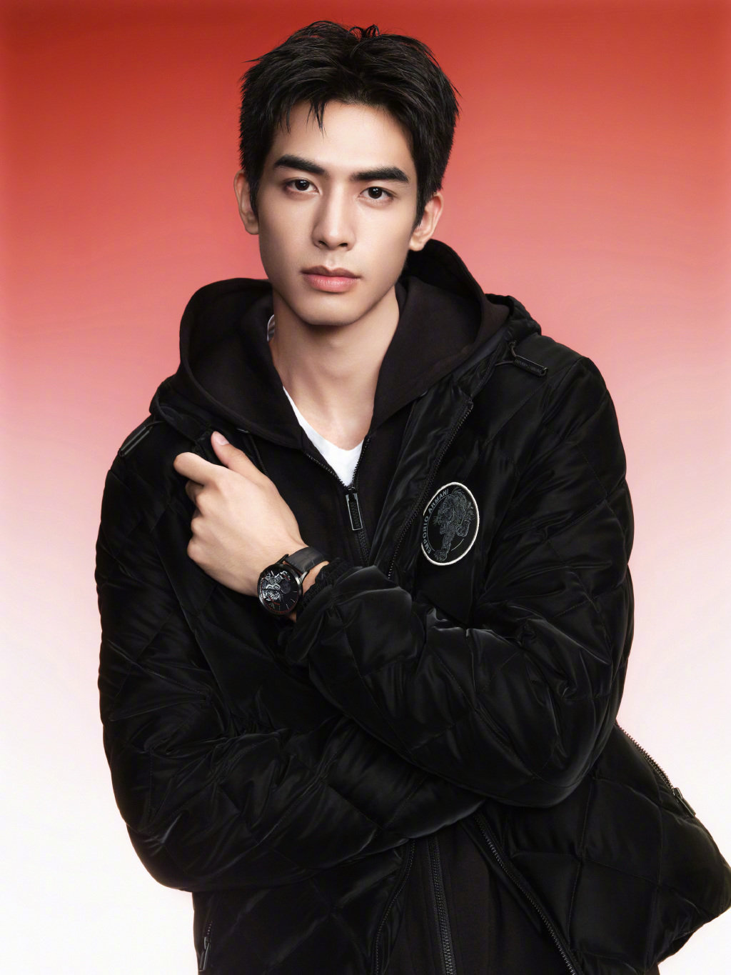 宋威龙利落短发造型,简单黑色系穿搭,腕表点亮细节……_高清图集_新浪