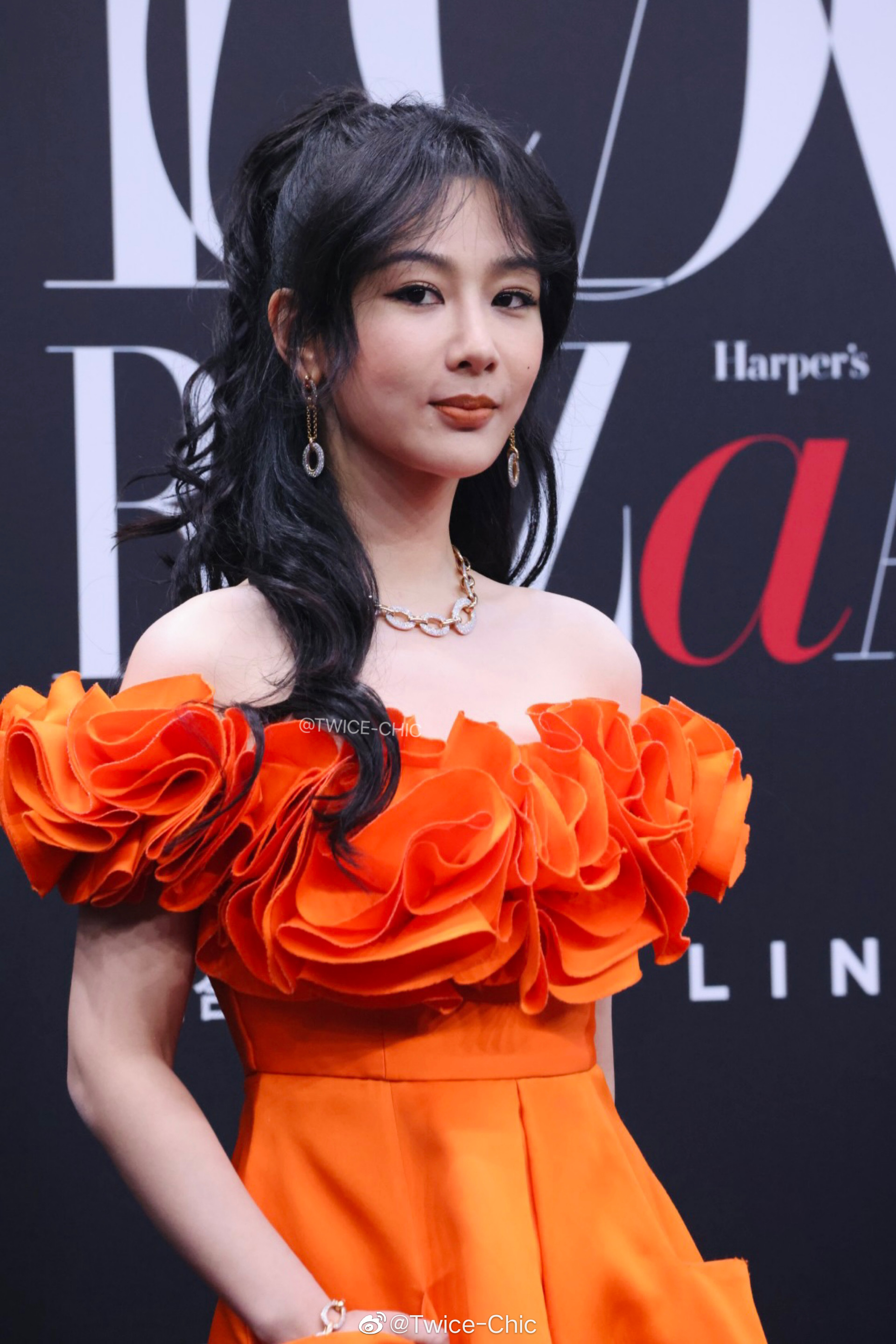 杨紫今日生图 橙色花朵长裙搭配卷发……__财经头条