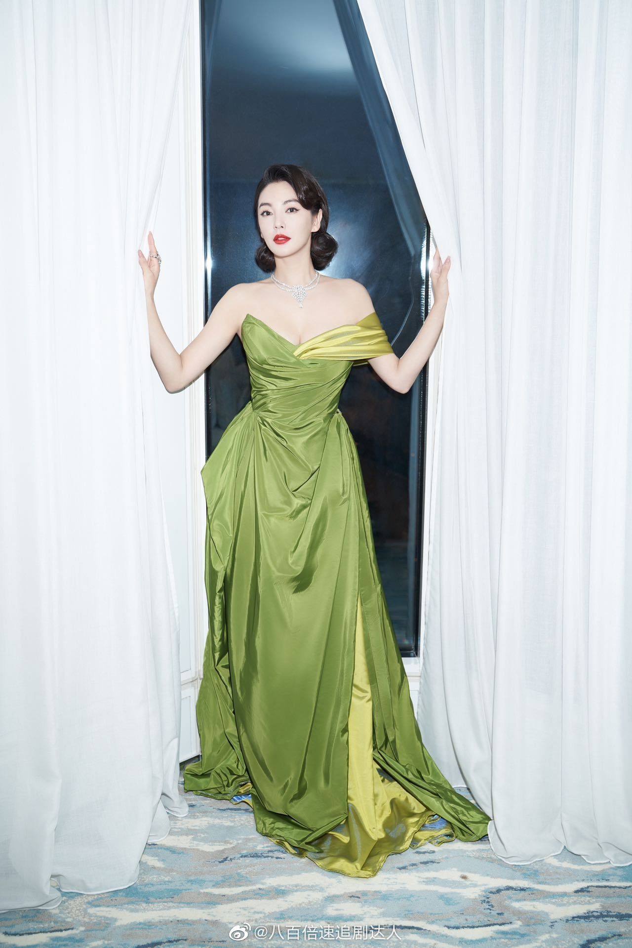 戛纳的第六套造型来啦,绿色抹胸礼裙美艳大气……__财经头条