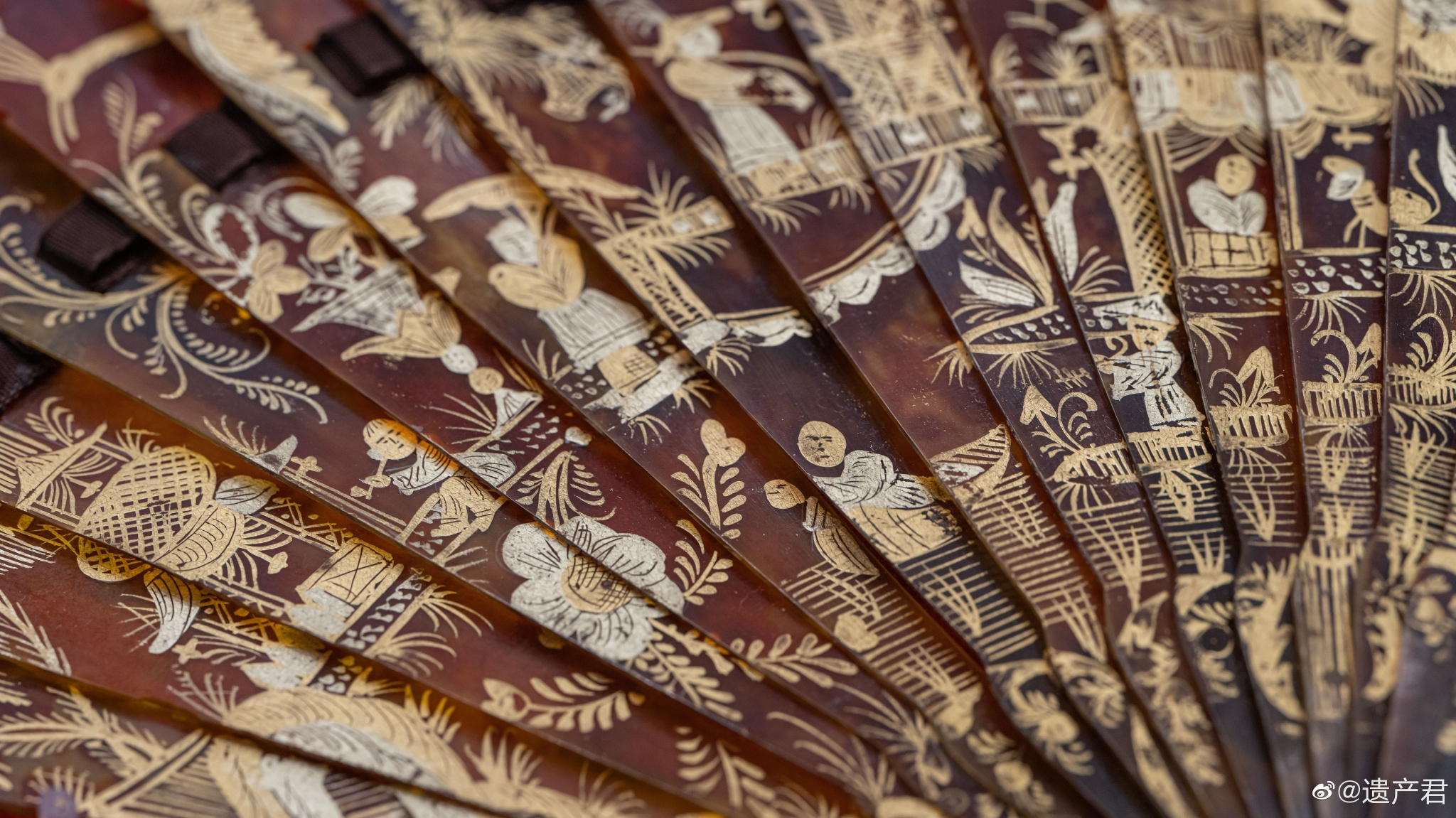 清代外销的描金庭院人物花鸟纹玳瑁扇