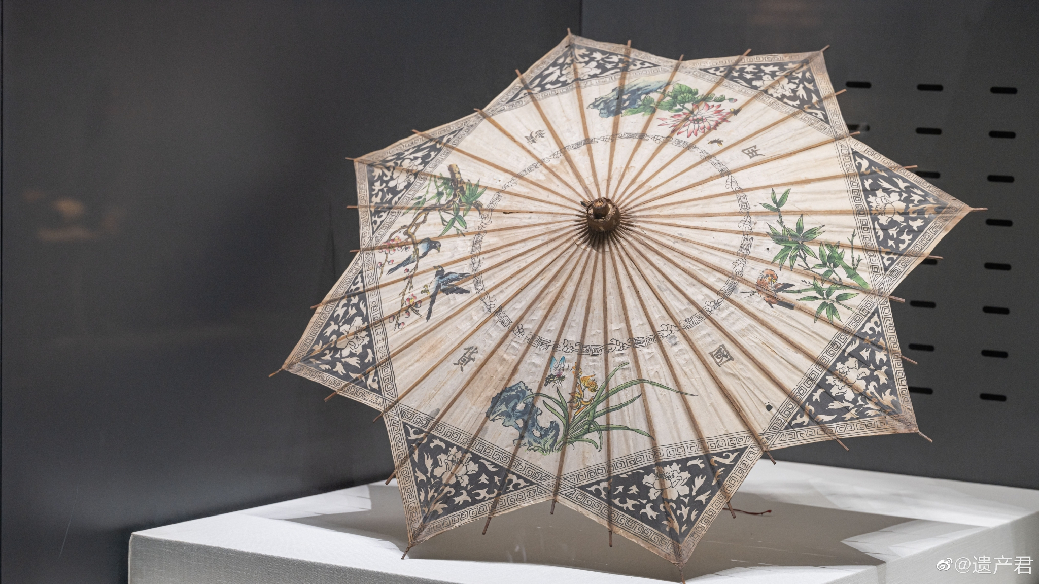 杭州工艺美术馆收藏的民国时期"请用国货"八角形油纸