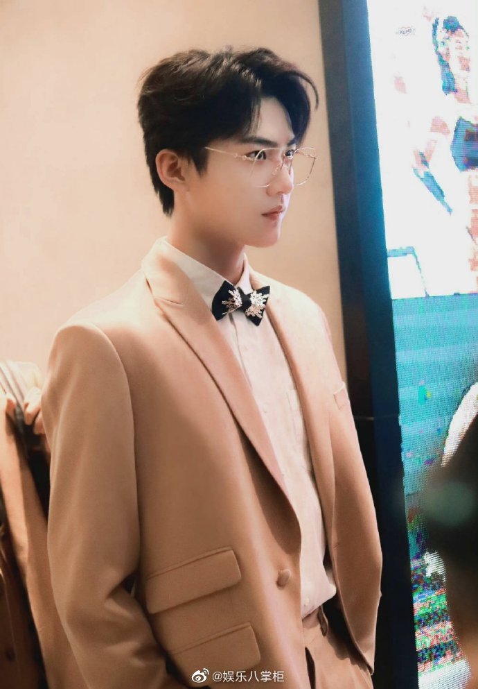 一些明星饭拍图:程潇 赖美云 刘宇 赞多 米卡 高卿尘 伯远……__财经