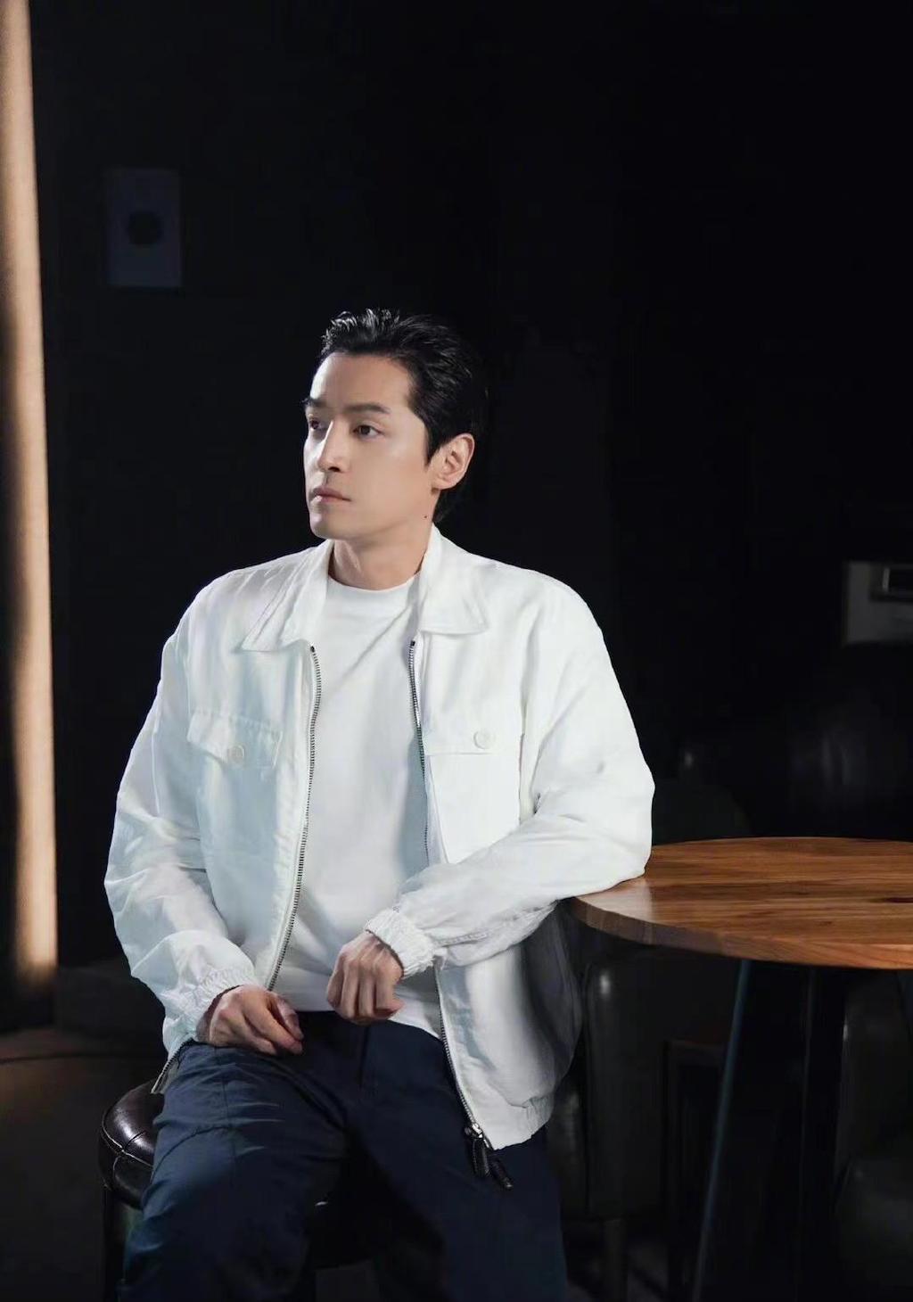 胡歌40岁生日！穿一身白拍写真大片状态太出色，这身材也太好了吧休闲区蓝鸢梦想 - Www.slyday.coM