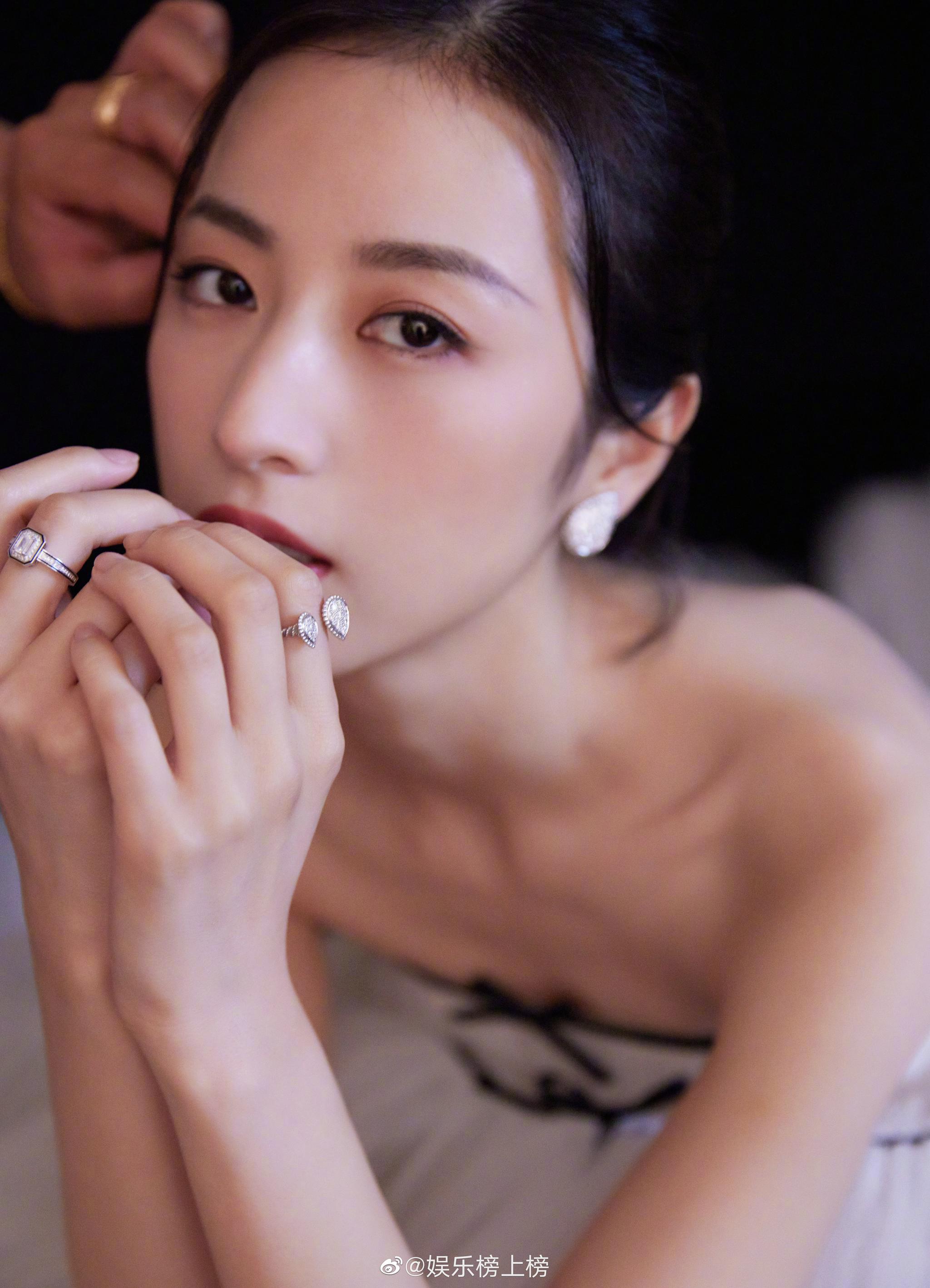 上身材超好的周雨彤穿上蛋糕裙,可爱又有小性感