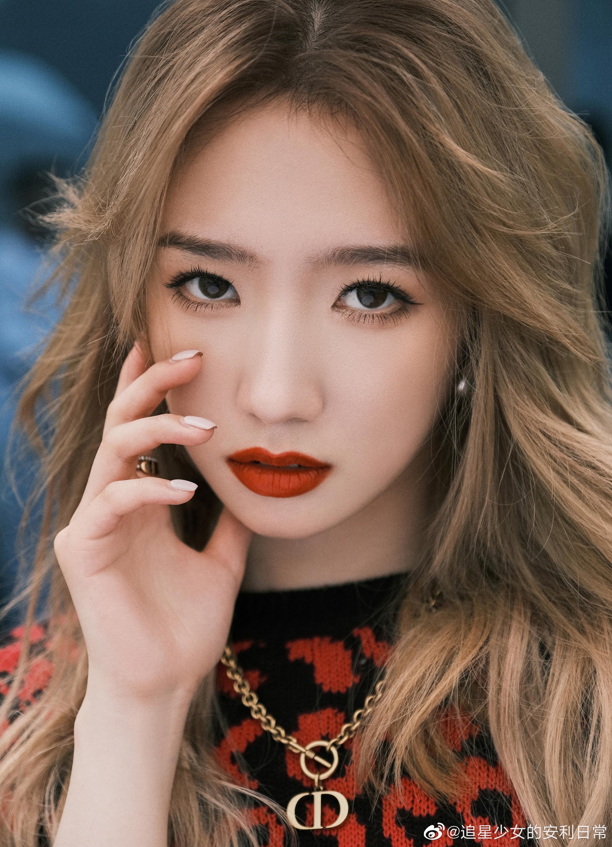 美女今天也太太太好看了!金发红唇复古感十足!
