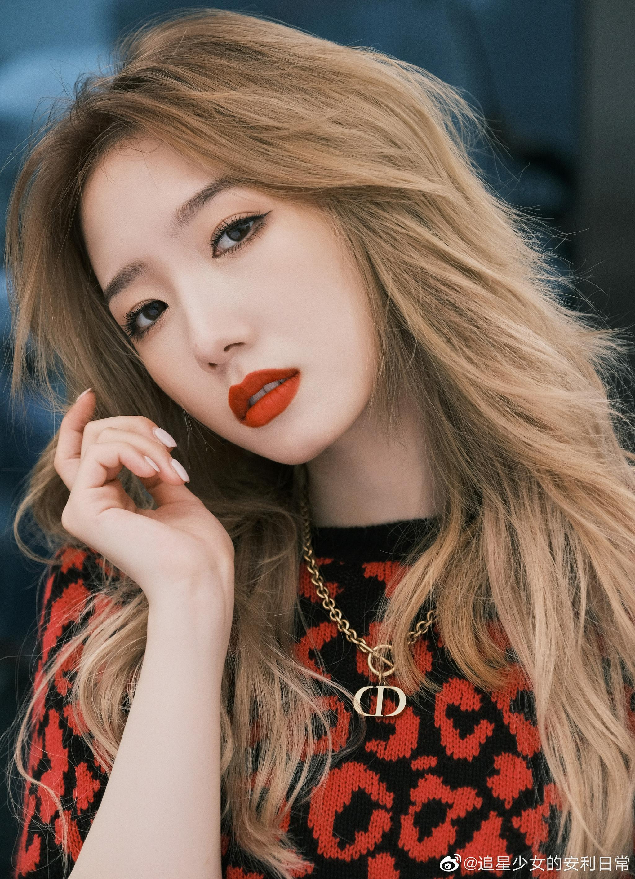 美女今天也太太太好看了!金发红唇复古感十足!
