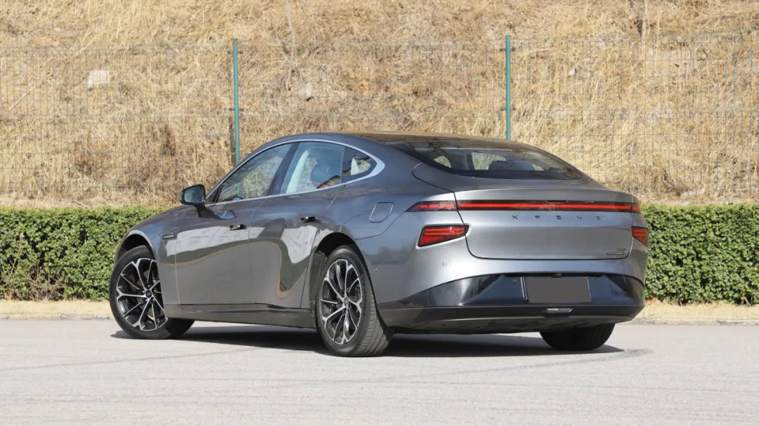 30万买小鹏P7比Model 3更值？