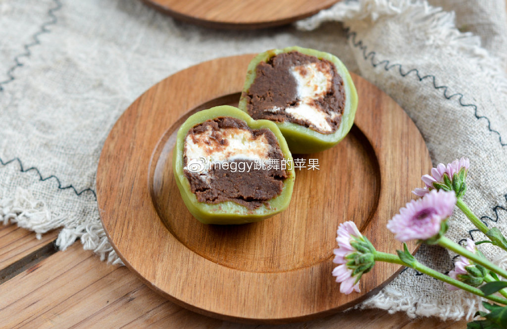 清明节专属美食,3款青团味道香,咸的像蒸饺,甜的好似雪媚娘|红豆沙|大麦苗|鲜奶酪_新浪新闻