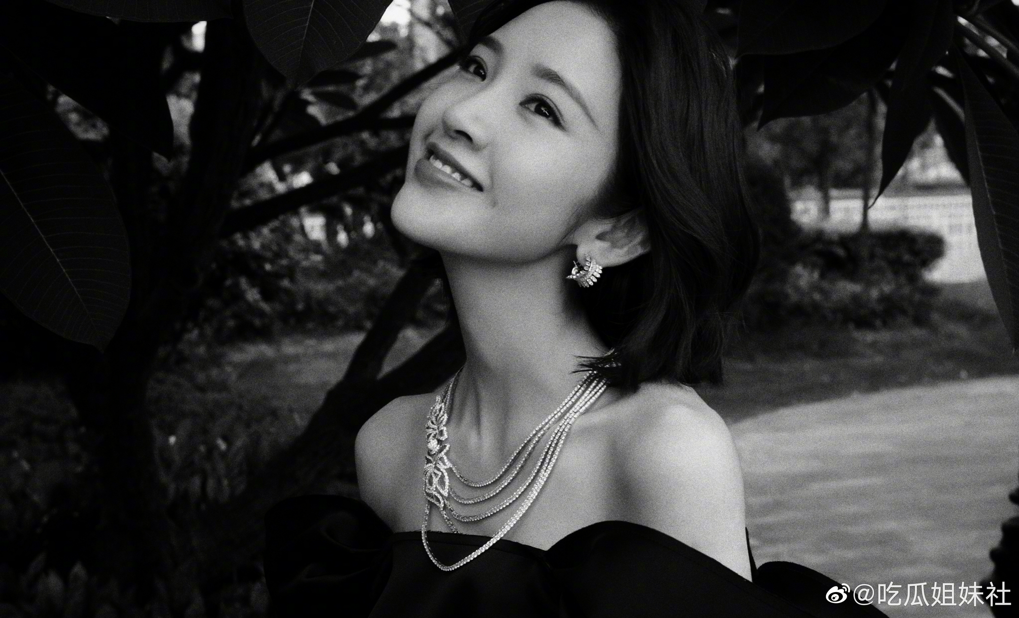 唐艺昕黑白氛围感写真大片来了!好喜欢姐姐的笑容,太甜了!