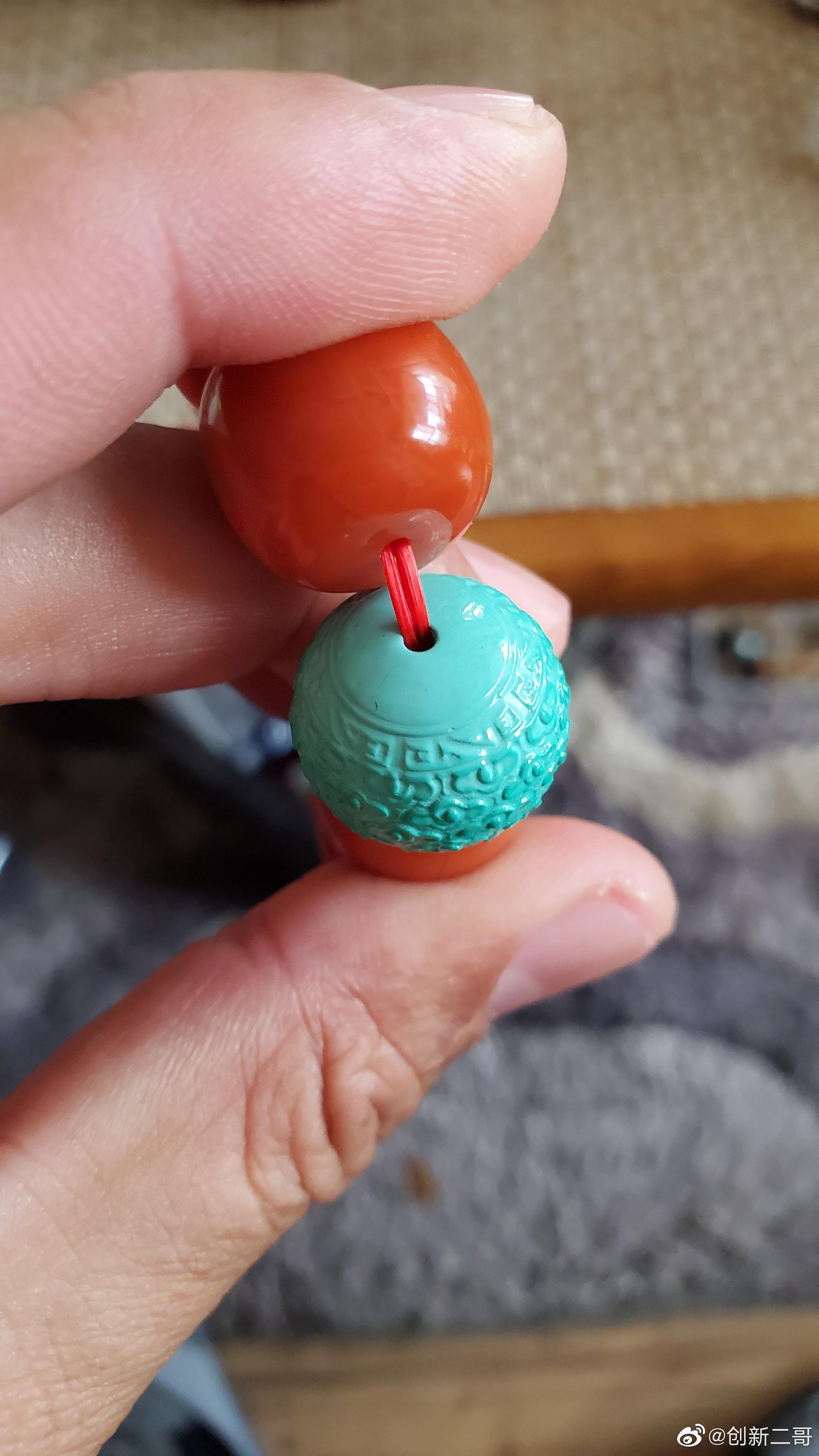 这颗高瓷蓝绿云纹珠,是染色菱镁矿,瓷度顶级