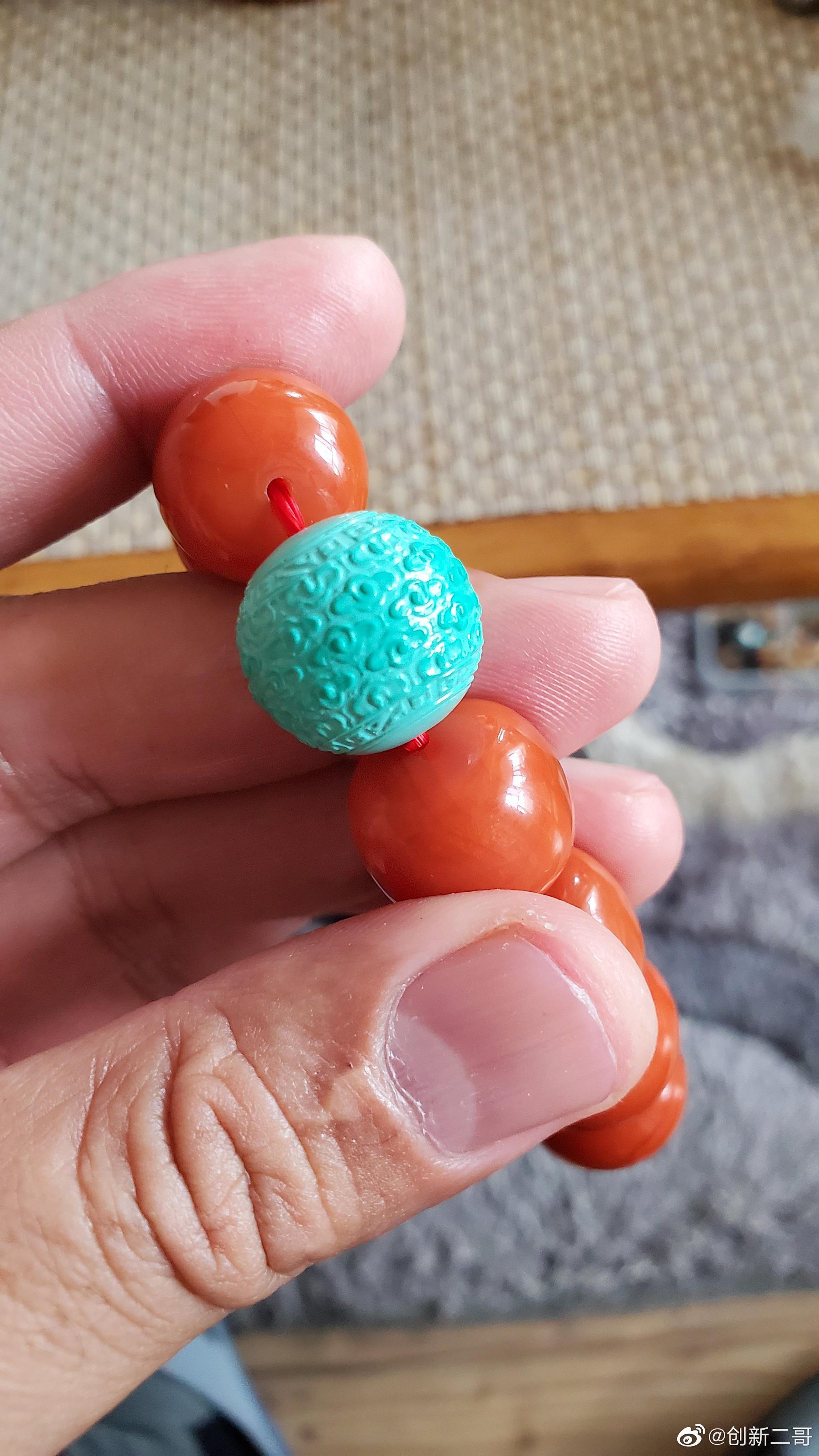 这颗高瓷蓝绿云纹珠,是染色菱镁矿,瓷度顶级