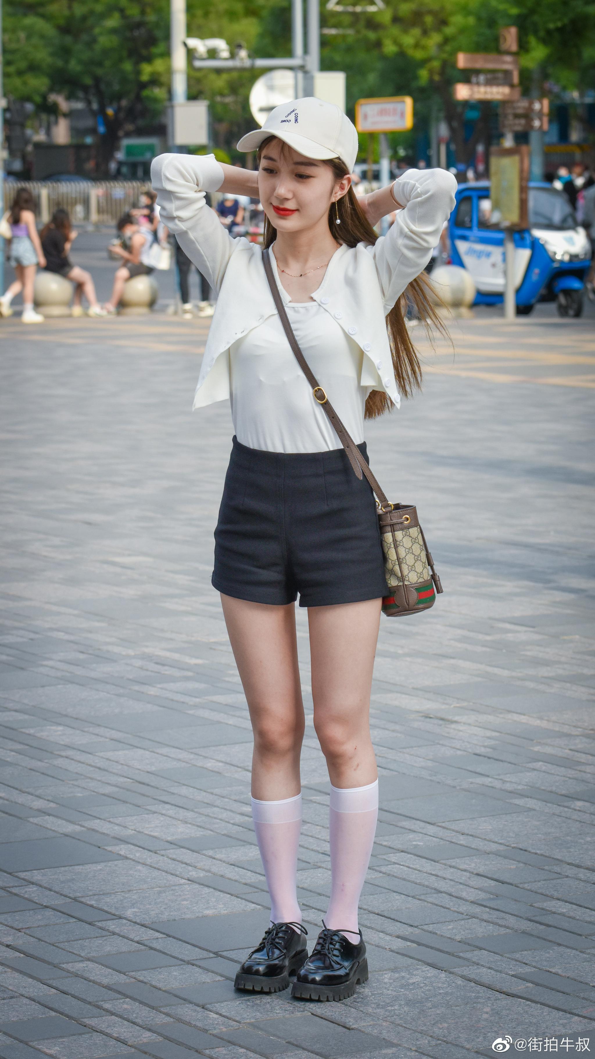 美女穿着黑色的性感热裤出街