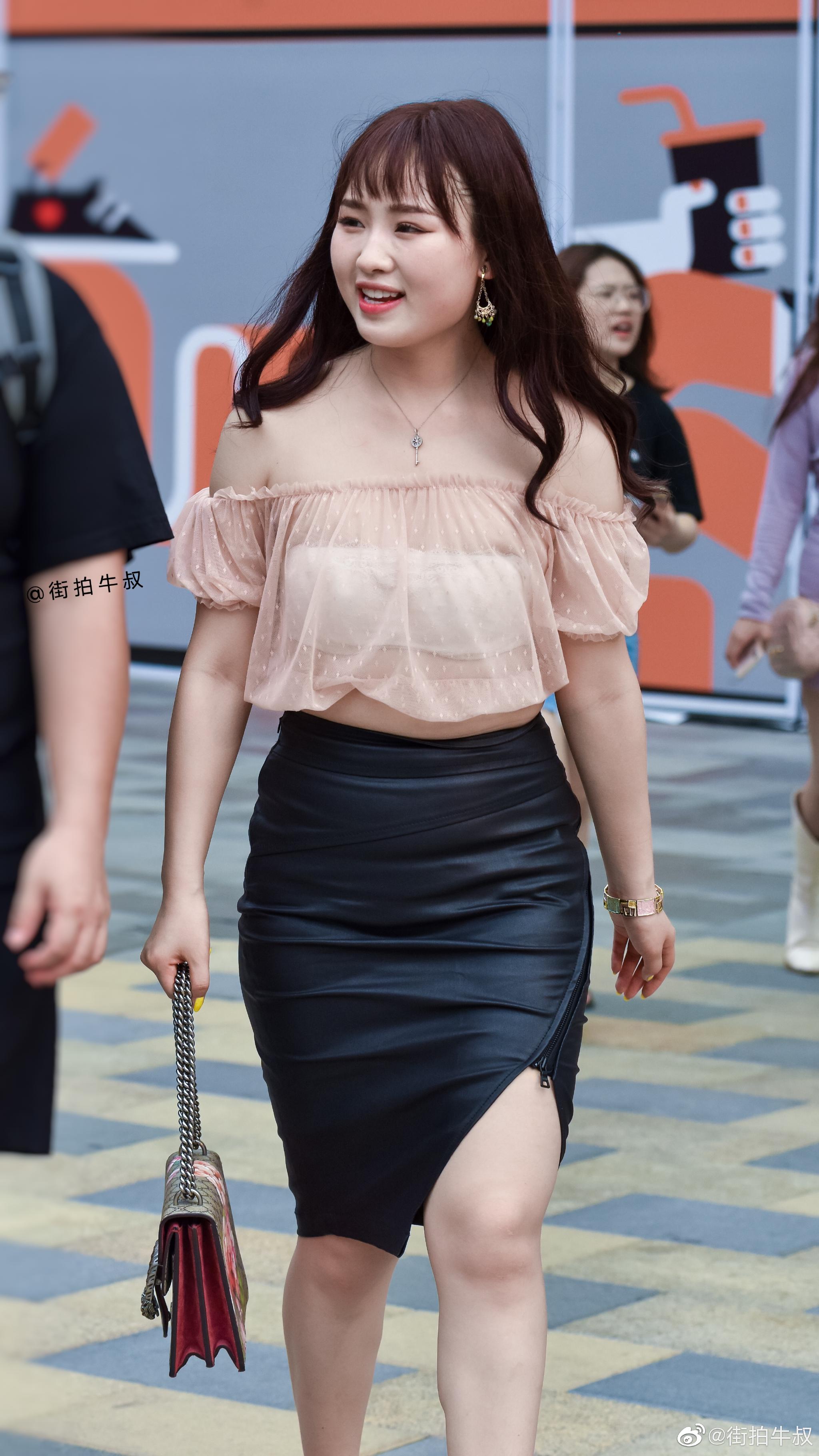 美女穿着性感的黑色皮裙出街